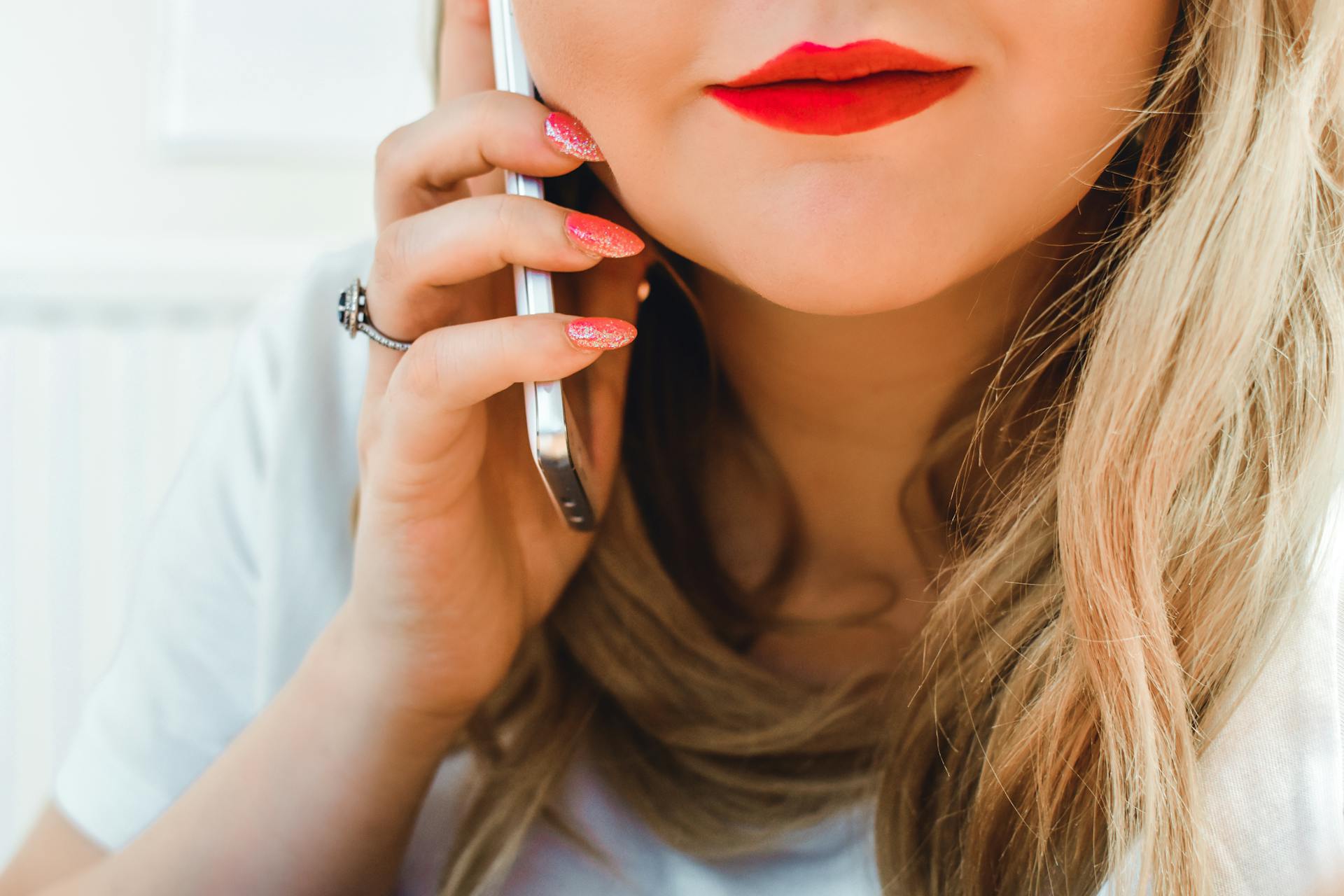 Primer plano de una mujer hablando por teléfono | Fuente: Pexels