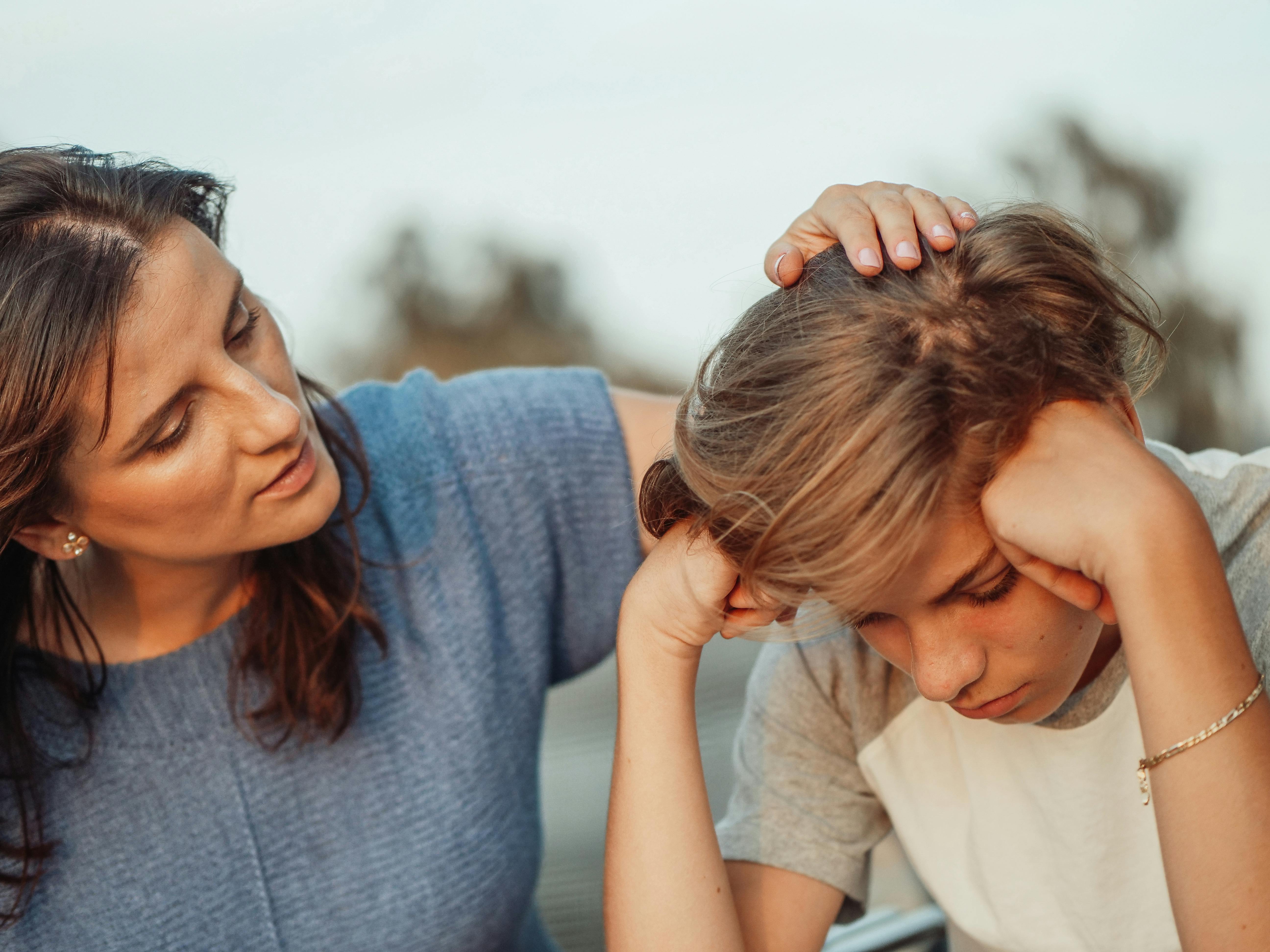 Madre cuidando de su hijo | Fuente: Pexels
