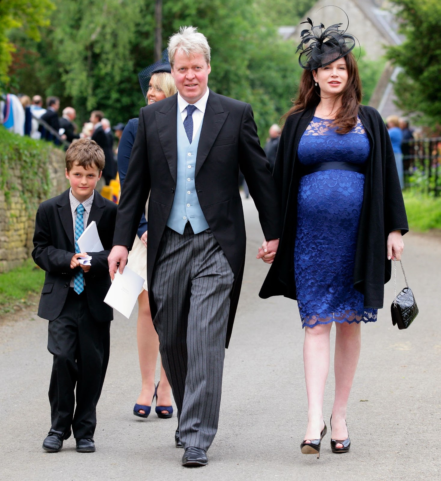 El Conde Charles Spencer y Karen Spencer en la boda de Emily McCorquodale y James Hutt en la Iglesia de San Andrés y Santa María, Stoke Rochford, el 9 de junio de 2012, en Grantham, Inglaterra. | Fuente: Getty Images