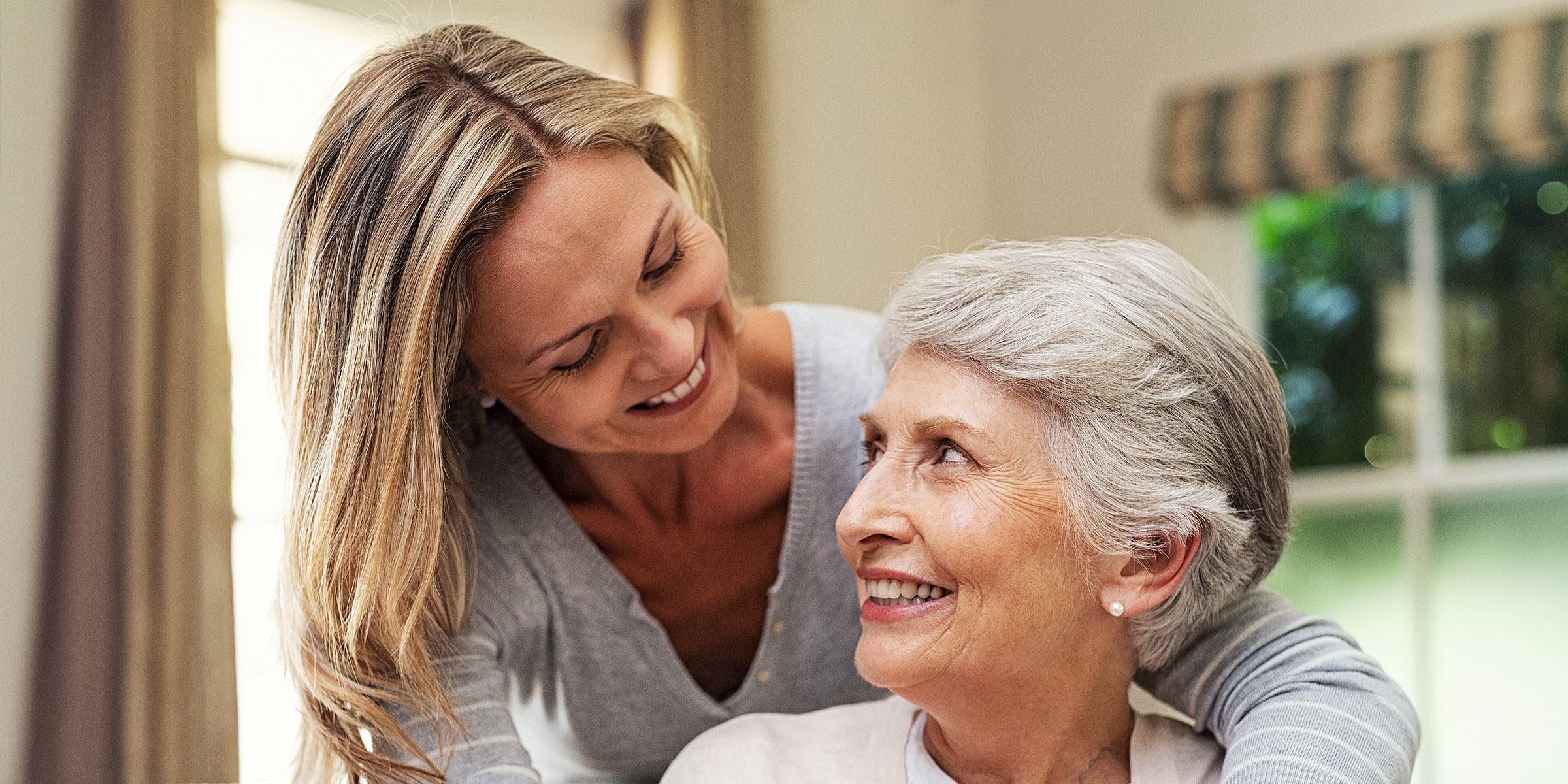 Una mujer con su madre | Fuente: Shutterstock