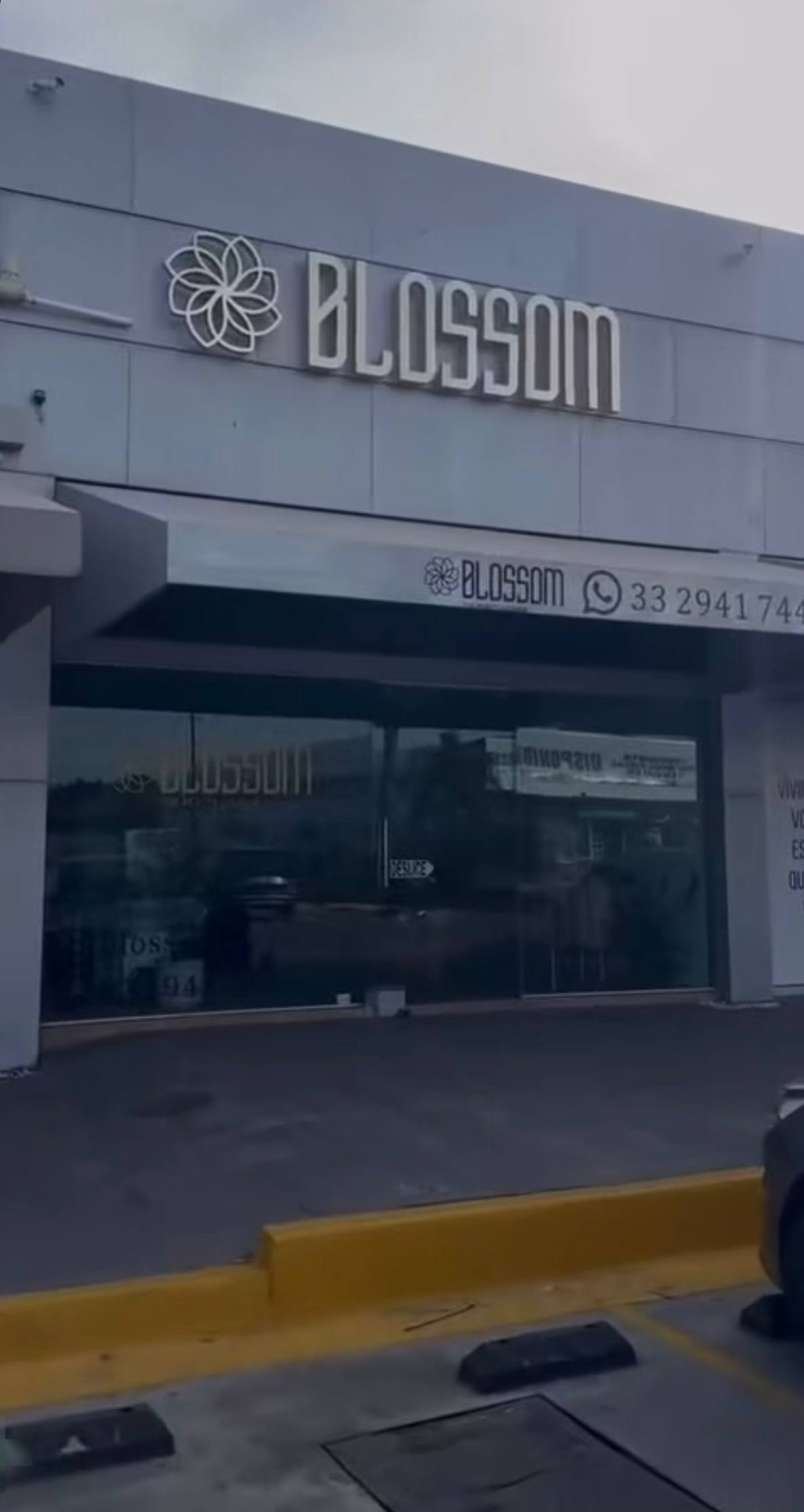 Parte frontal del local de Valeria Márquez, con el letrero del nombre en la parte de arriba y la entrada con puertas y ventanas de vidrio | Fuente: Instagram/blossom.beauty.ig