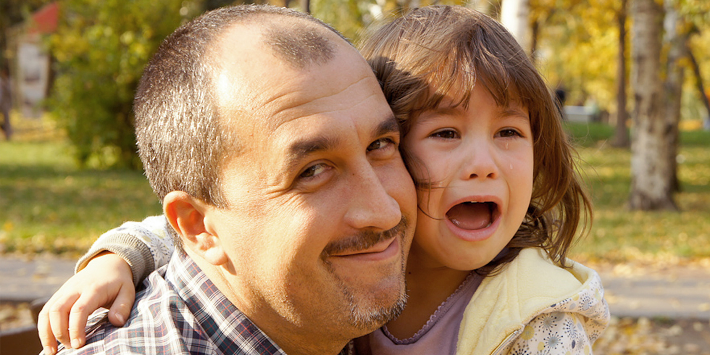 Un hombre con su hija | Fuente: Flickr