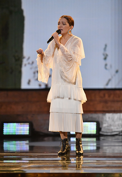 Natalia Lafourcade se presenta en el escenario durante la ceremonia de apertura de la 61ª edición anual de los Premios GRAMMY en el Microsoft Theater el 10 de febrero de 2019 en Los Ángeles, California.