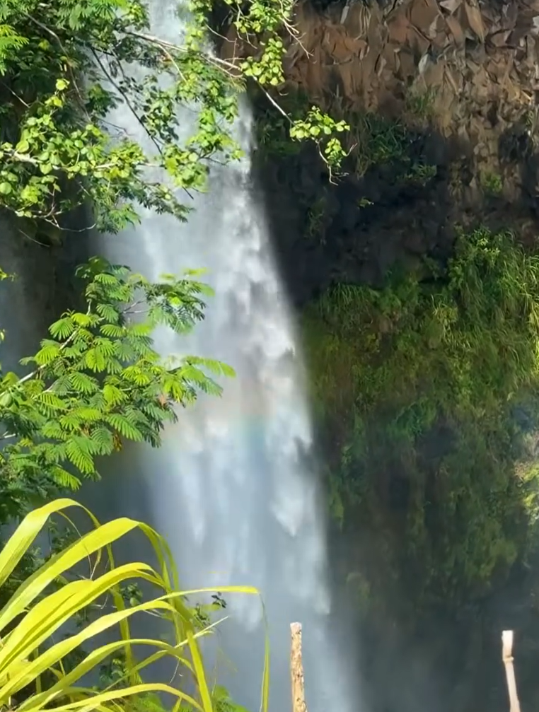 Una cascada con un arcoiris en las vacaciones de Aislinn Derbez, Mauricio Ochmann y su hija Kailani en Hawái | Fuente: Instagram/aislinnderbez