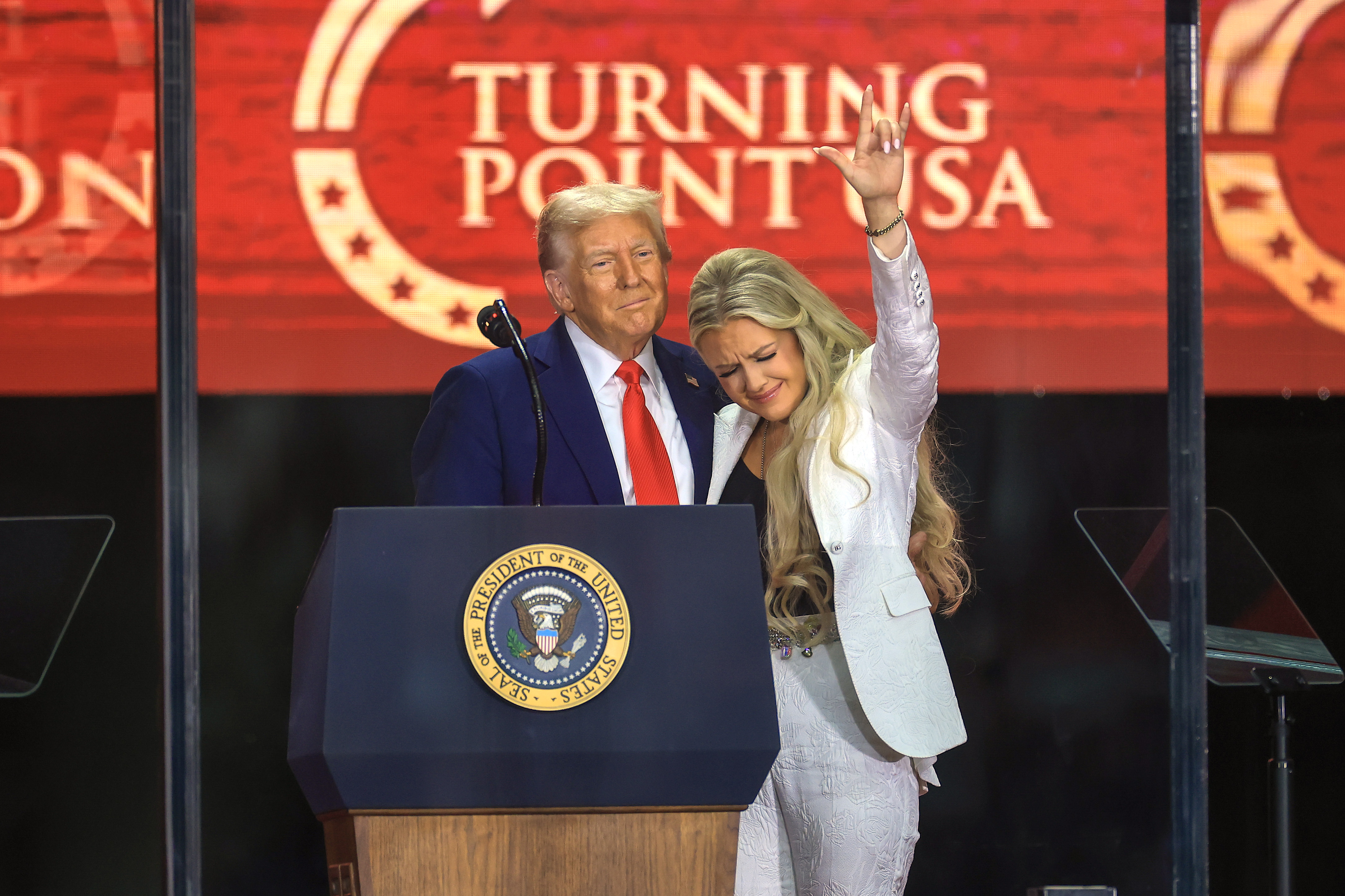 Donald Trump y Erika Kirk delante de un telón de fondo de Turning Point USA. | Fuente: Getty Images