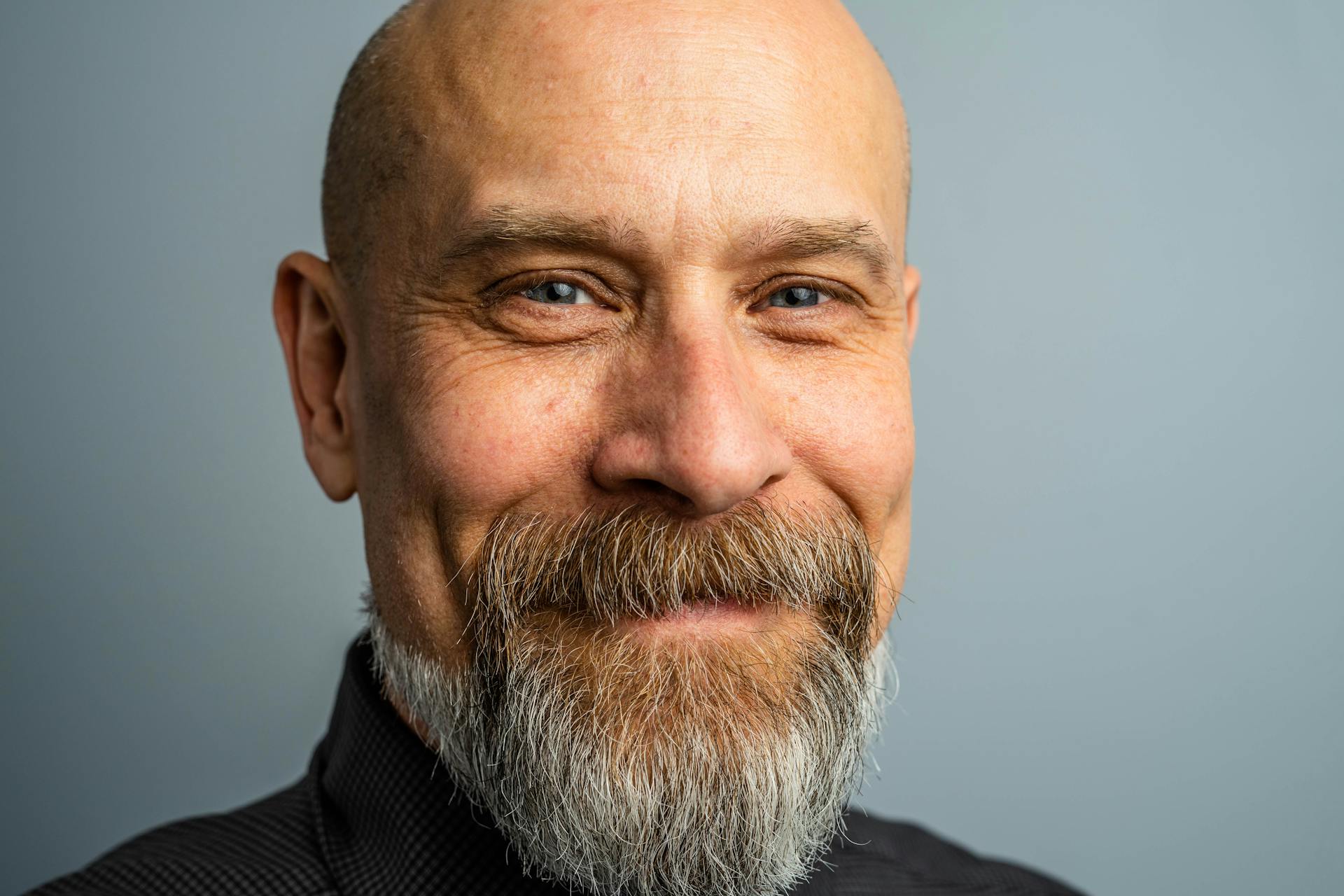 Un hombre feliz de mediana edad | Fuente: Pexels