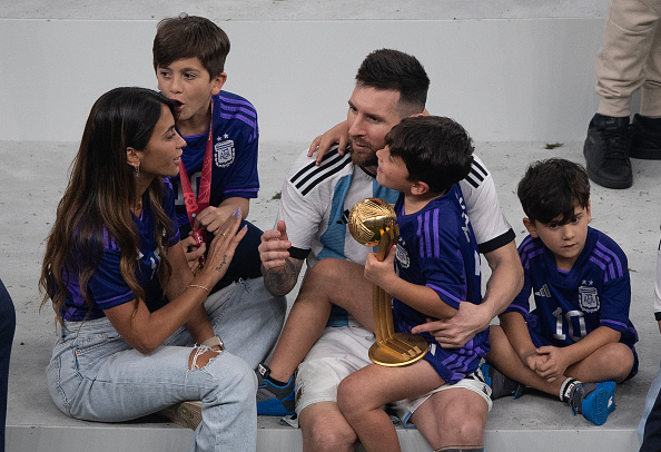 Lionel Messi, de Argentina, comparte un momento de descanso junto a su esposa Antonela y sus hijos tras ganar la final de la Copa Mundial de la FIFA Catar 2022 entre Argentina y Francia, el 18 de diciembre de 2022 en el Estadio Lusail, en la ciudad de Lusail, Catar | Fuente: Getty Images