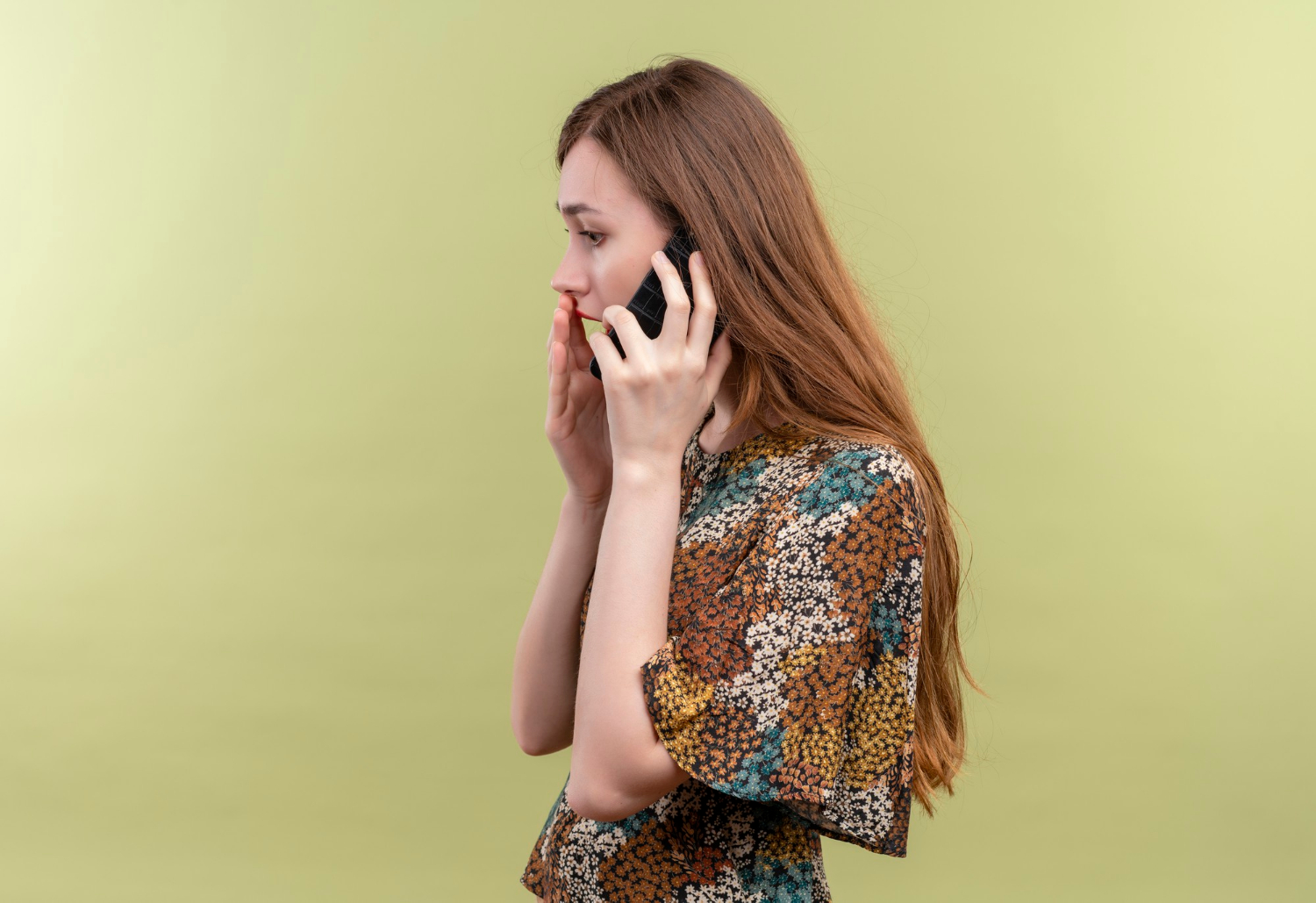 Una mujer hablando por teléfono | Fuente: Freepik