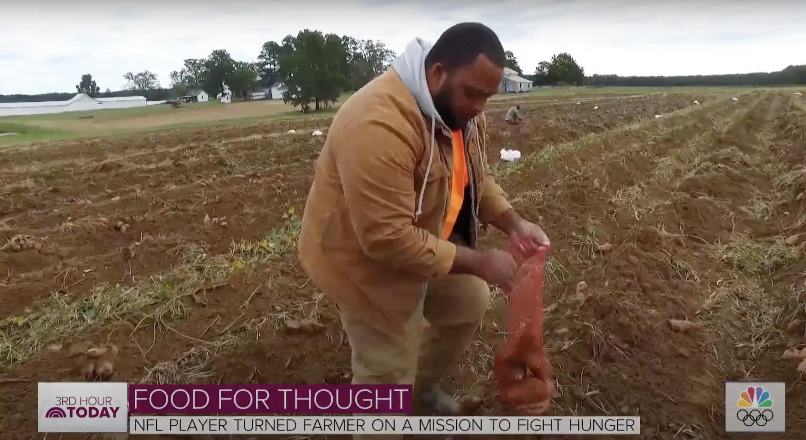 Jason Brown fotografiado sujetando boniatos | Fuente: YouTube/Today