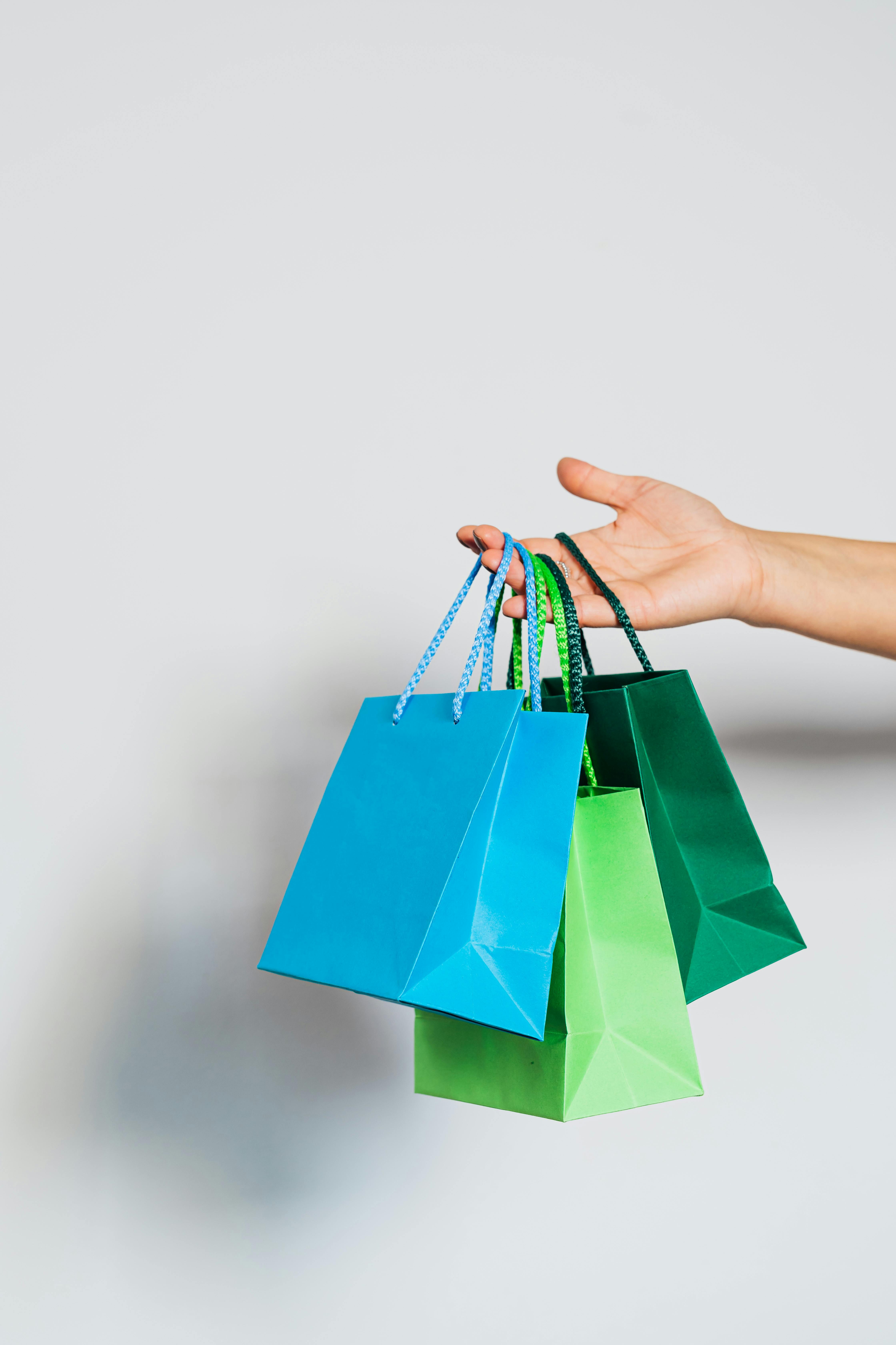Una persona con bolsas de regalo | Fuente: Pexels