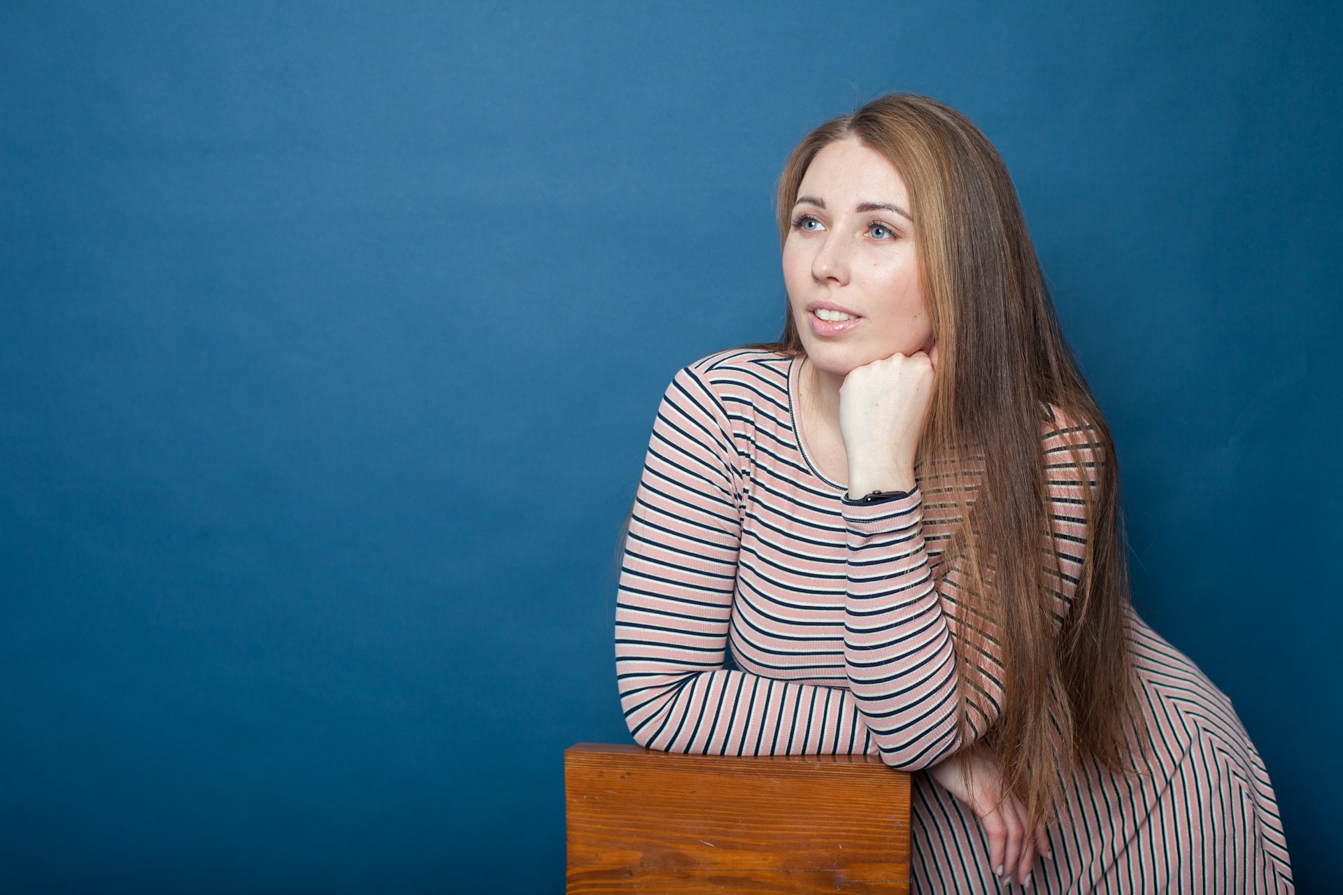 Una mujer hablando con alguien | Fuente: Unsplash
