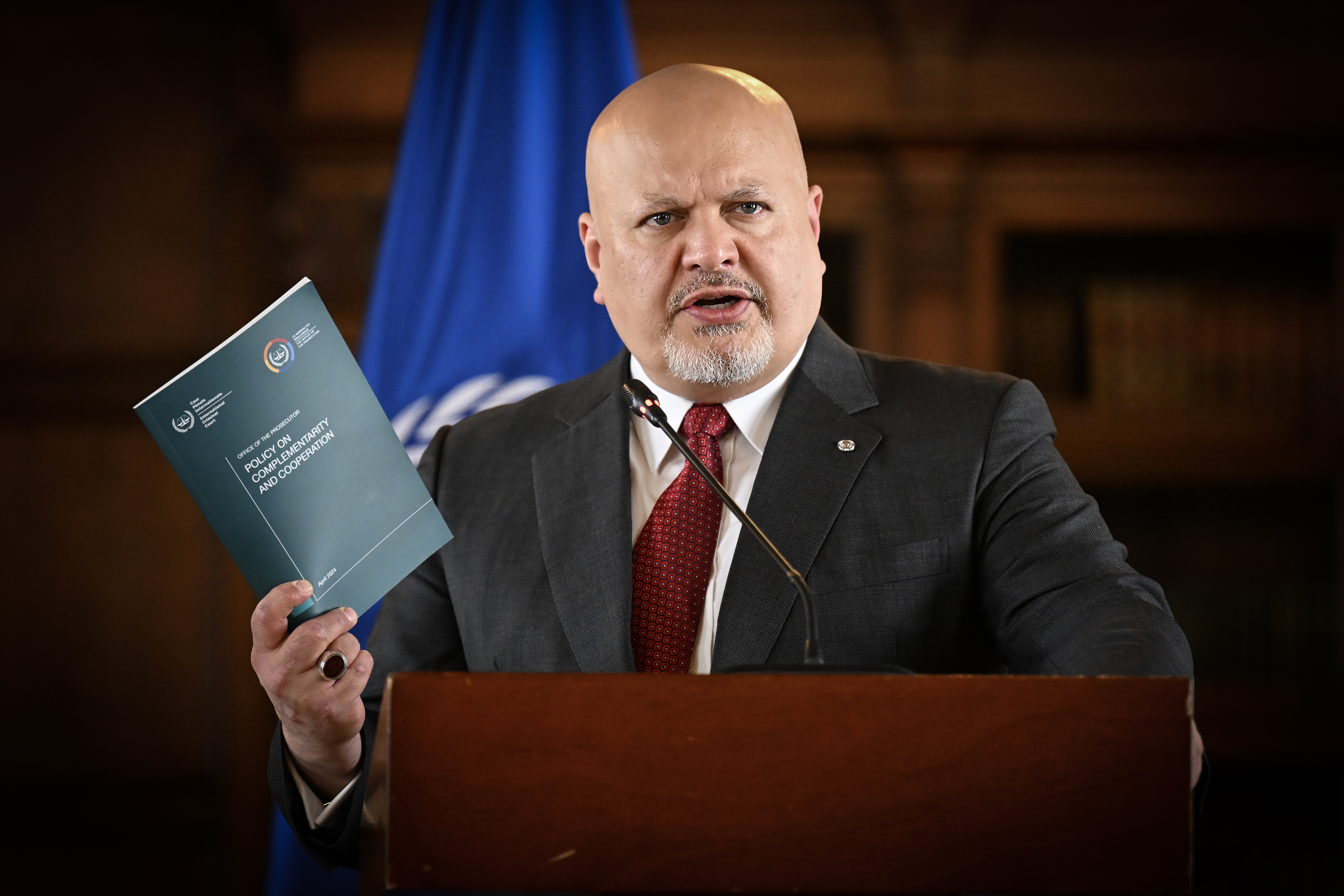 El fiscal de la Corte Penal Internacional (CPI), Karim Khan, habla durante una rueda de prensa en el Palacio de San Carlos el 25 de abril de 2024, en Bogotá. | Fuente: Getty Images