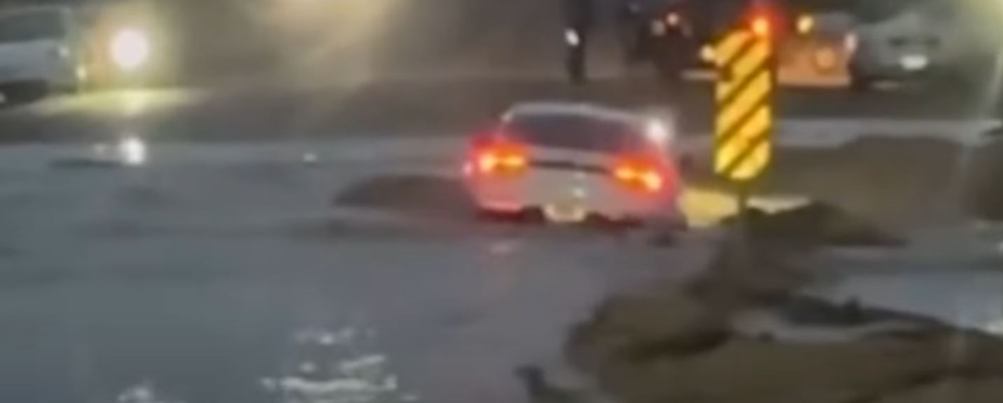 El vehículo intentando cruzar la calle | Fuente: YouTube/ABC7