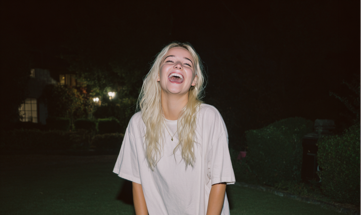 Una chica riendo de pie fuera | Fuente: Midjourney