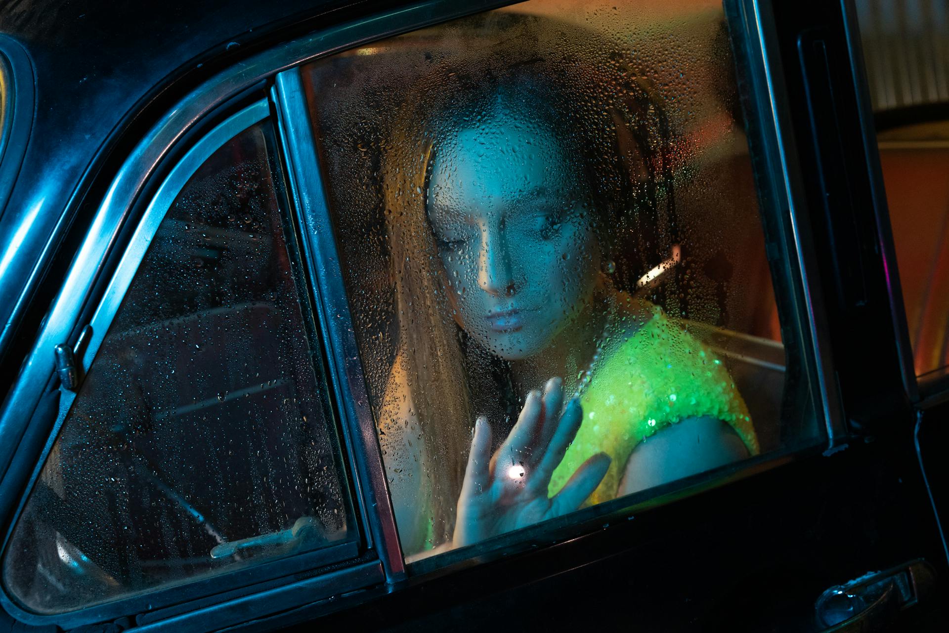 Una mujer triste mirando por la ventanilla de un Automóvil | Fuente: Pexels