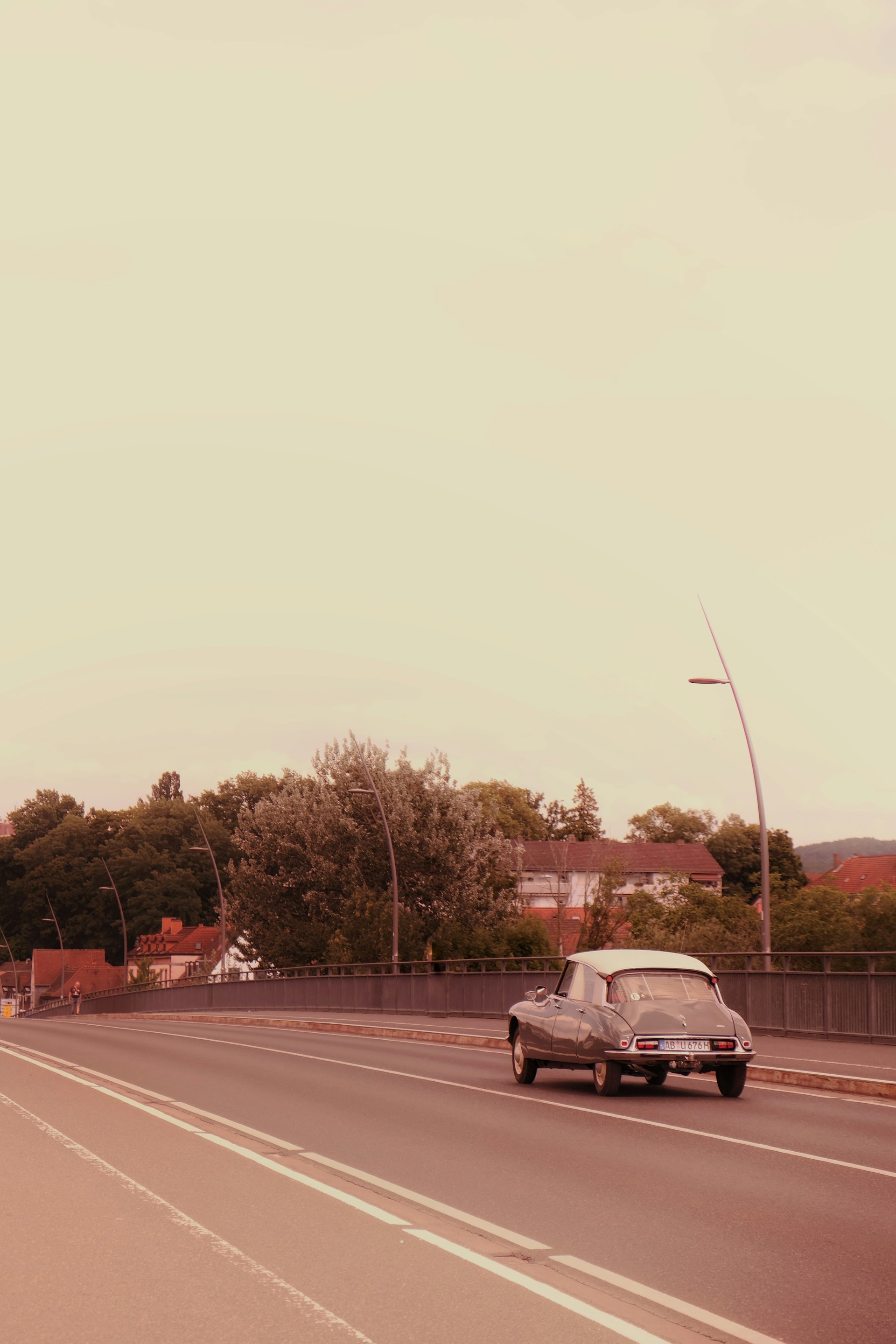Un automóvil viejo en la carretera | Fuente: Unsplash