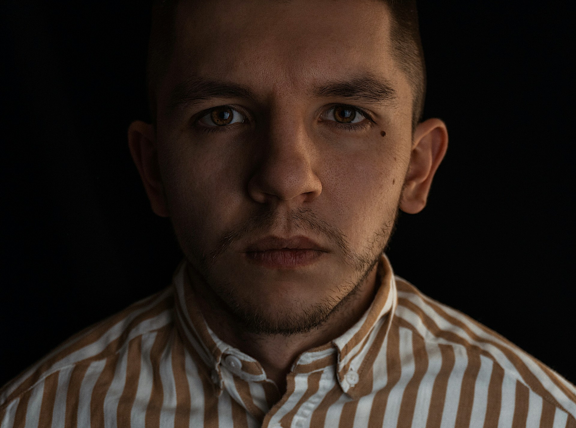 Un hombre frunciendo ligeramente el ceño | Fuente: Unsplash