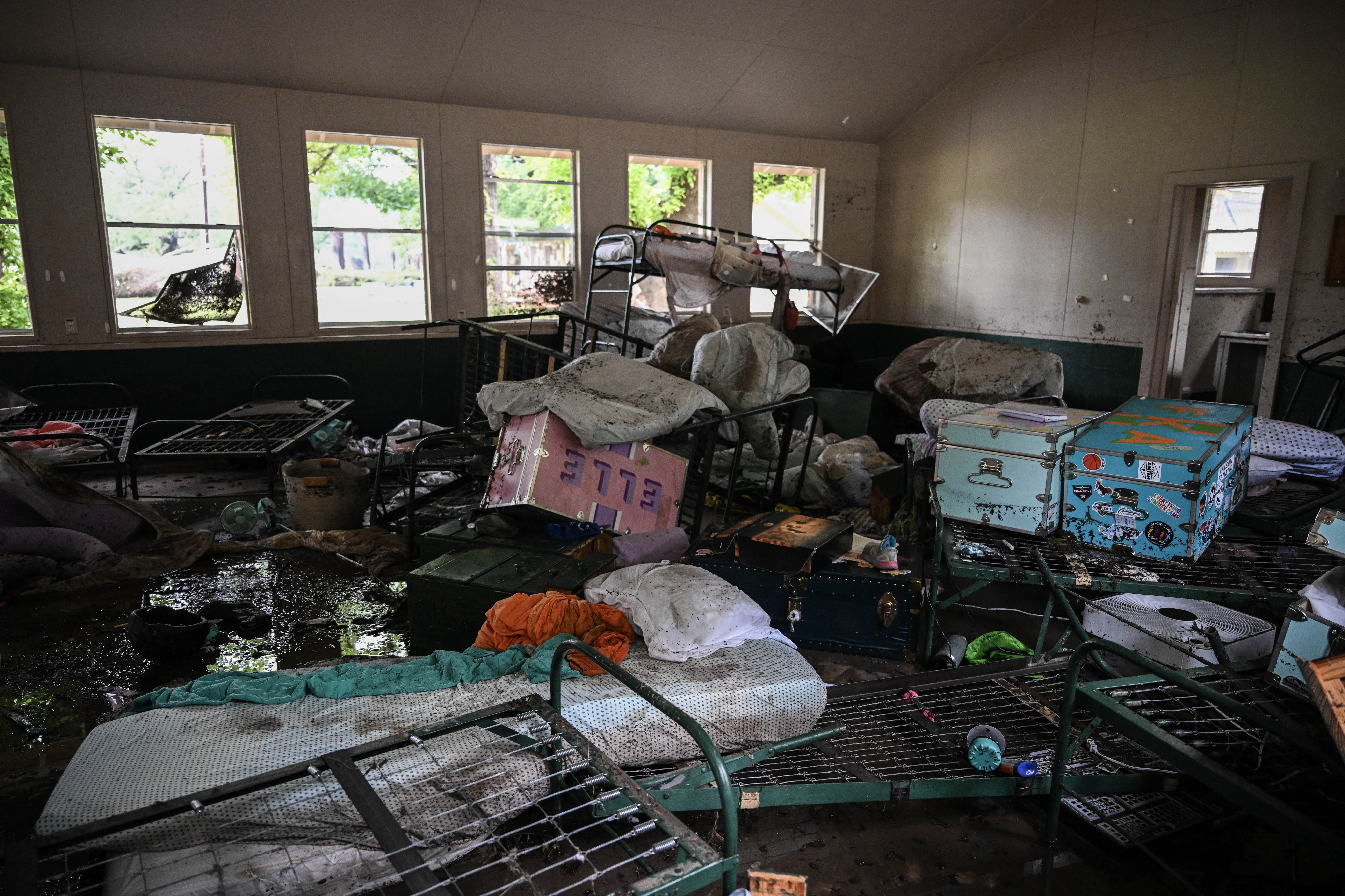 Vista del interior de una cabaña de Camp Mystic tras las inundaciones en Hunt, Texas, el 5 de julio de 2025. | Fuente: Getty Images