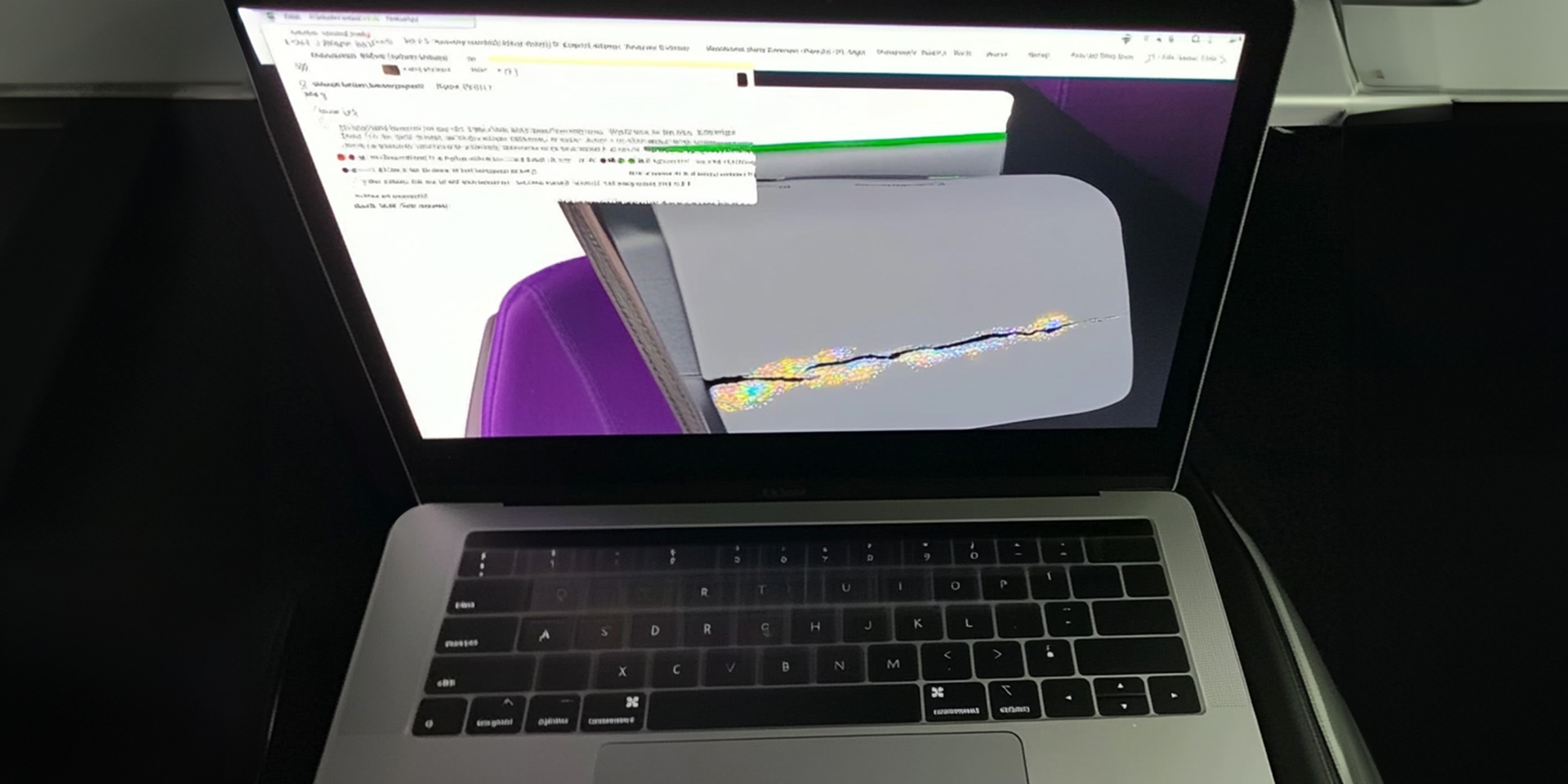 Un portátil con la pantalla estropeada | Fuente: Morelimedia
