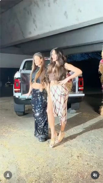 Flor de la V modelando el atuendo que eligió para el desfile de Esquina Esquina | Fuente: Instagram/flordelave