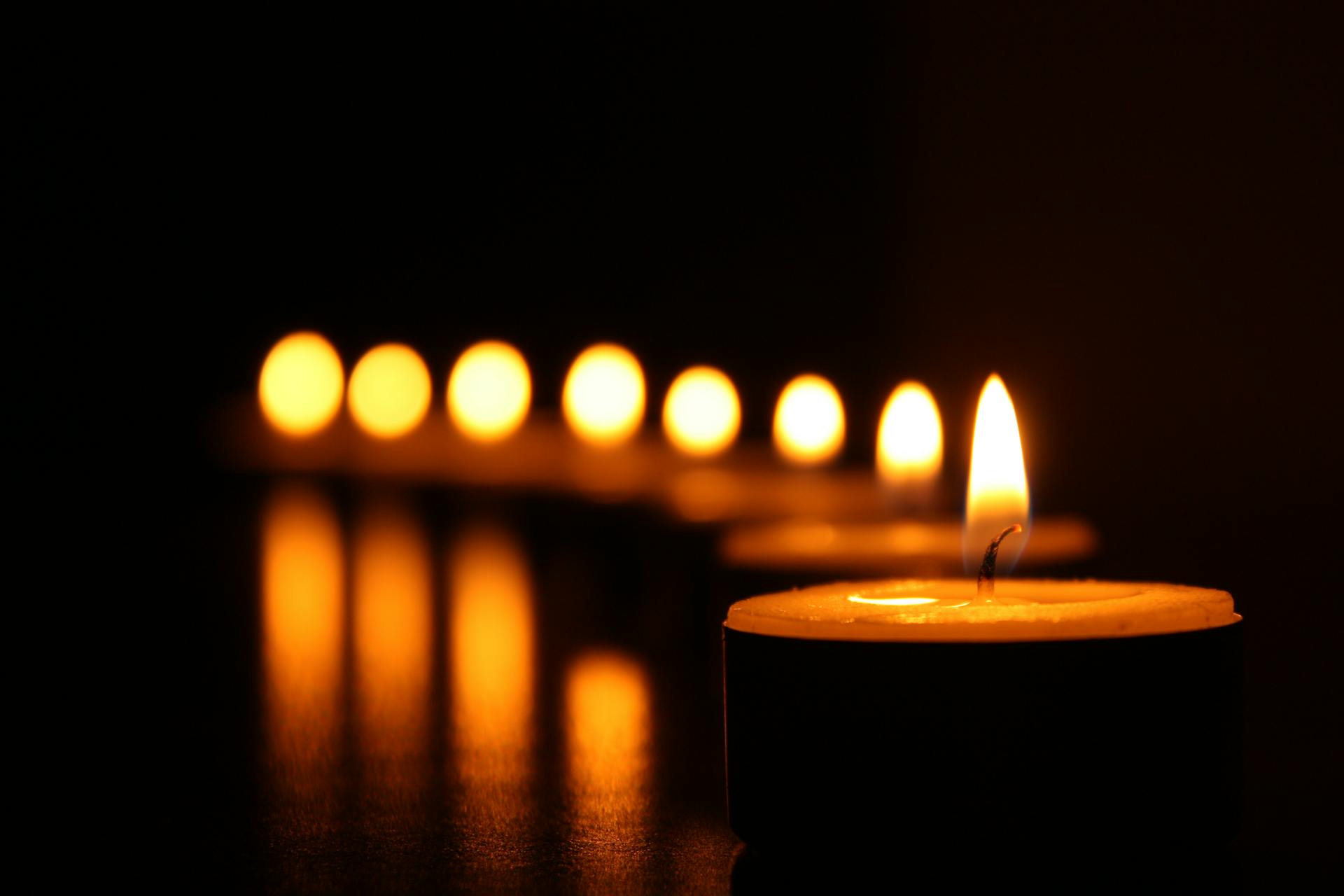 A row of candles | Source: Pexels