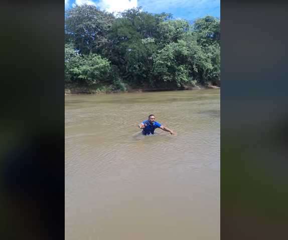 Lenildo Frazão dio un brinco dentro del agua al pisar el cuerpo de la niña. | Fuente: TikTok/eitabacabal.