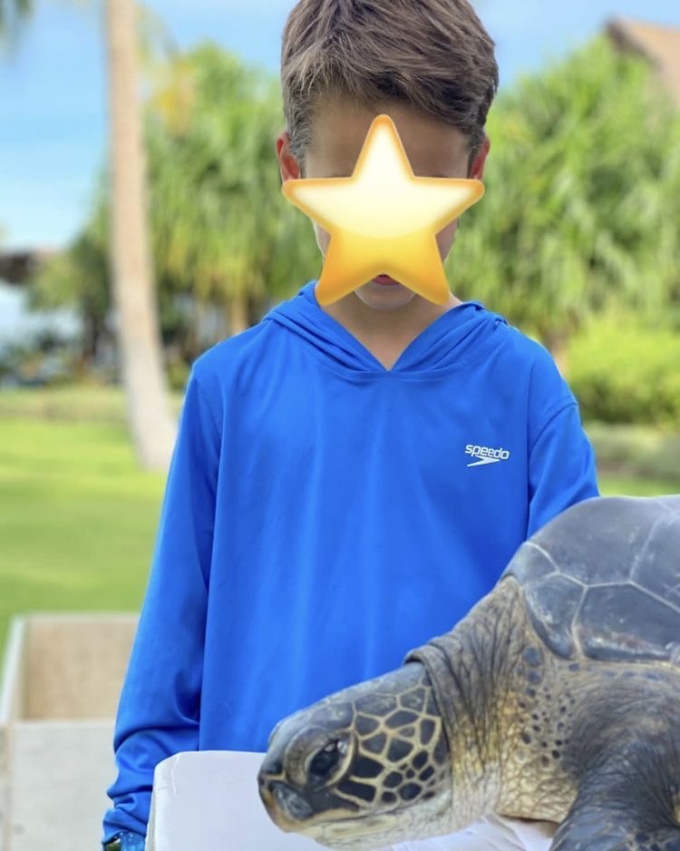 Rocky Prinze posó junto a una tortuga gigante durante una salida familiar, con una sudadera azul con capucha y la cara tapada por un emoji de estrella. Sus padres siguieron protegiendo su identidad en las fotos de su infancia, años antes de que empezara a compartir su pasión por las carreras. | Fuente: Instagram/@sarahmgellar
