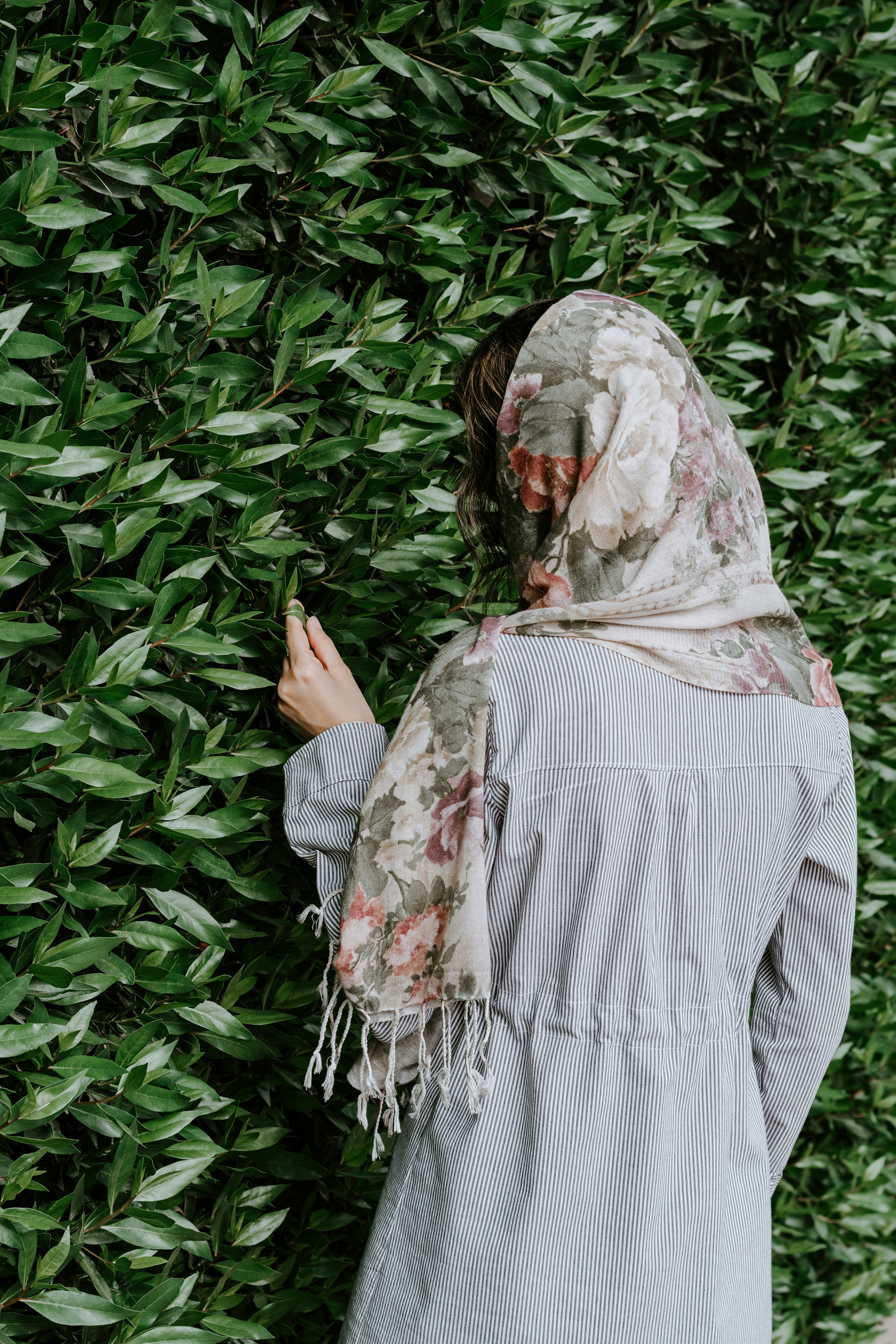 Una mujer de pie en el exterior | Fuente: Unsplash