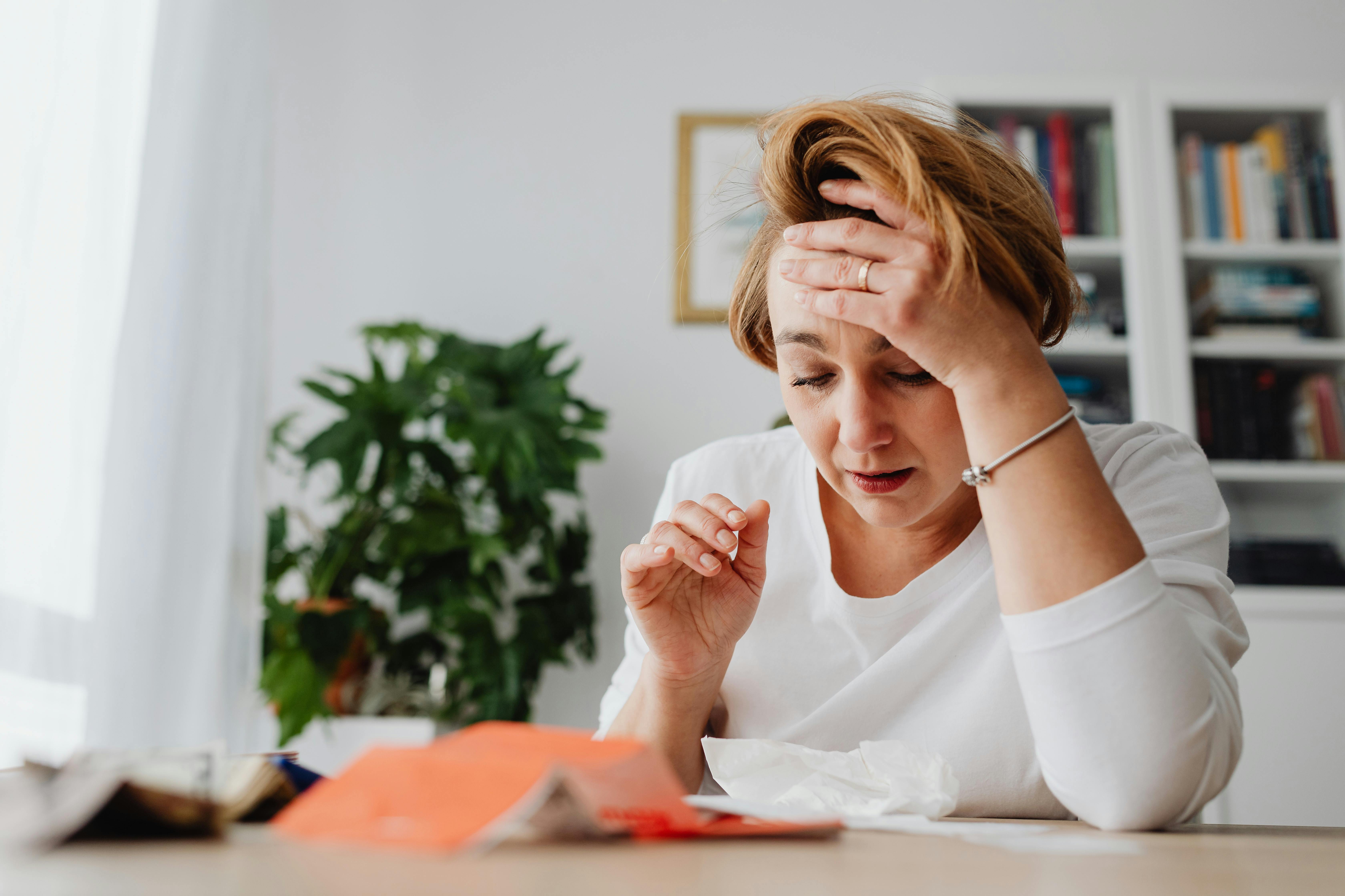 Mujer cansada trabajando | Fuente: Pexels