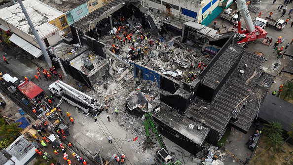 Esta vista aérea muestra la zona tras el colapso del techo en la discoteca Jet Set, en Santo Domingo, el 11 de abril de 2025 | Fuente: Getty Images