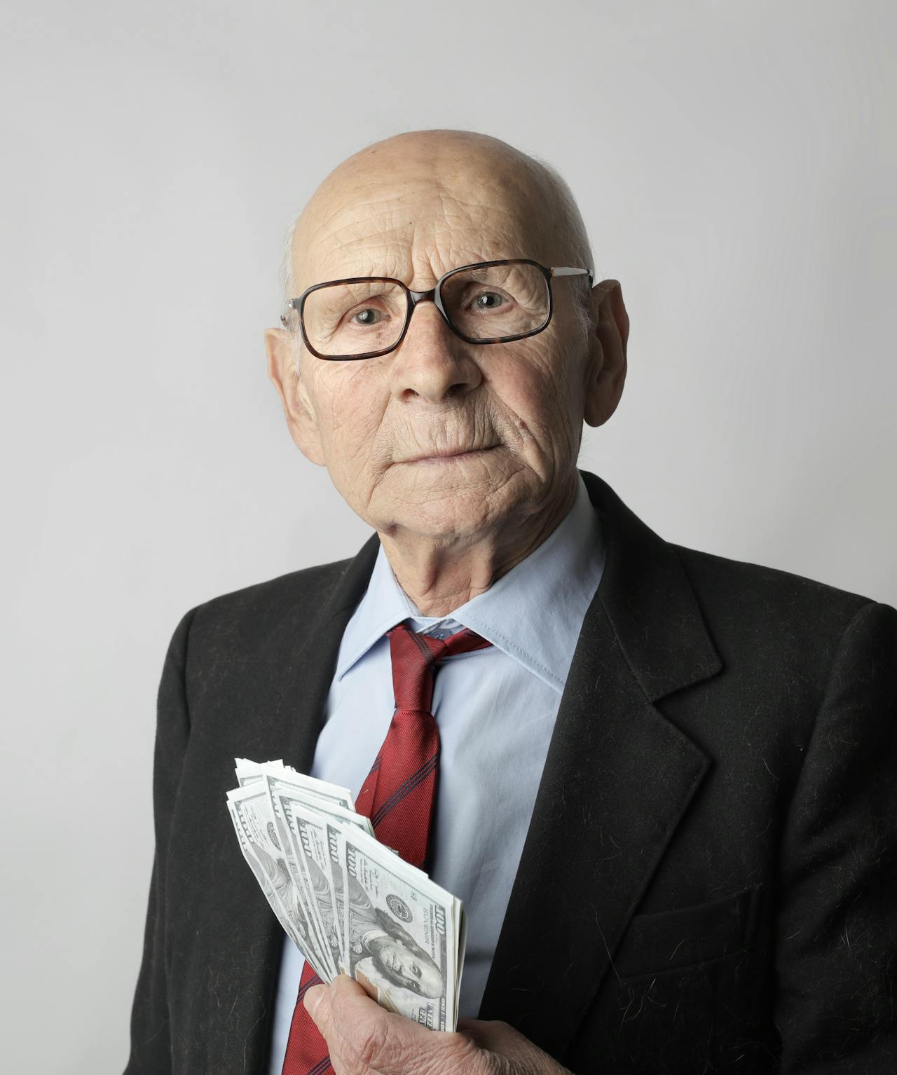 Un hombre mayor rico con dinero en la mano | Fuente: Pexels