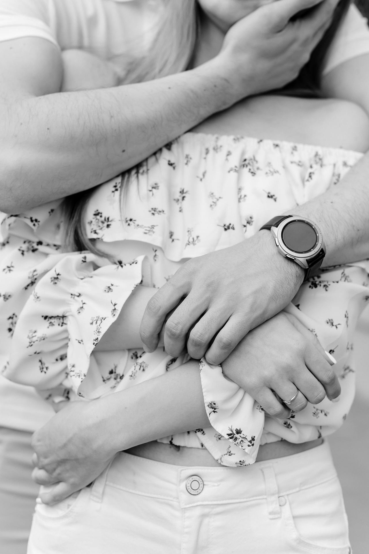 Un hombre abraza a su pareja por detrás | Fuente: Pexels