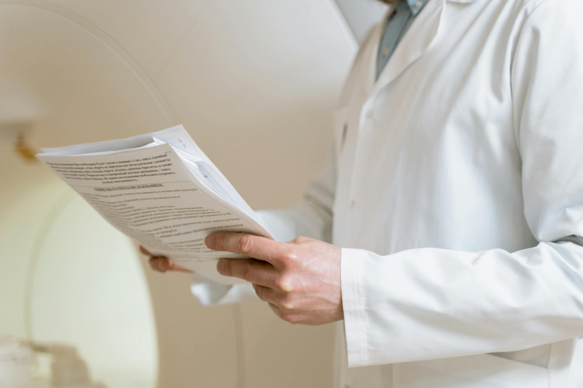 Un médico sujetando papeles | Fuente: Pexels