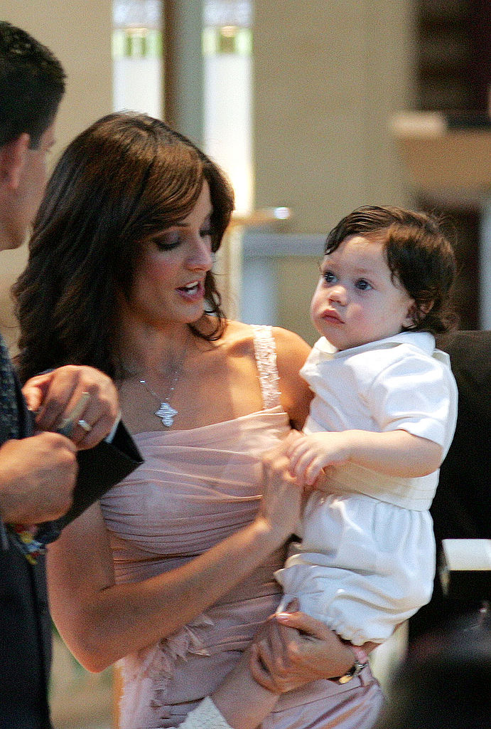 Dayanara Torres con el pequeño Ryan en su ceremonia de bautizo en la iglesia Saint Agatha, el 14 de agosto de 2004 en Miami, Florida. | Foto: Getty Images