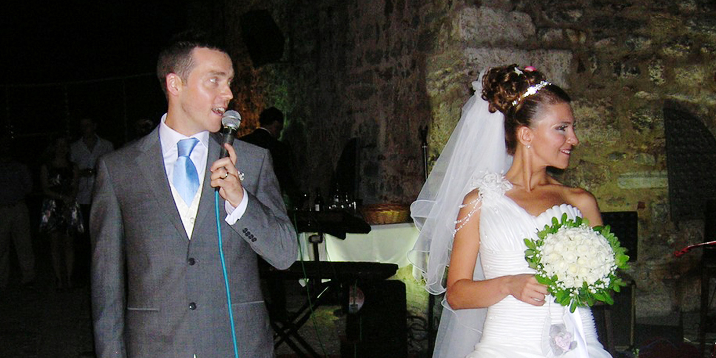 Un novio dando un discurso en su boda | Fuente: Flickr