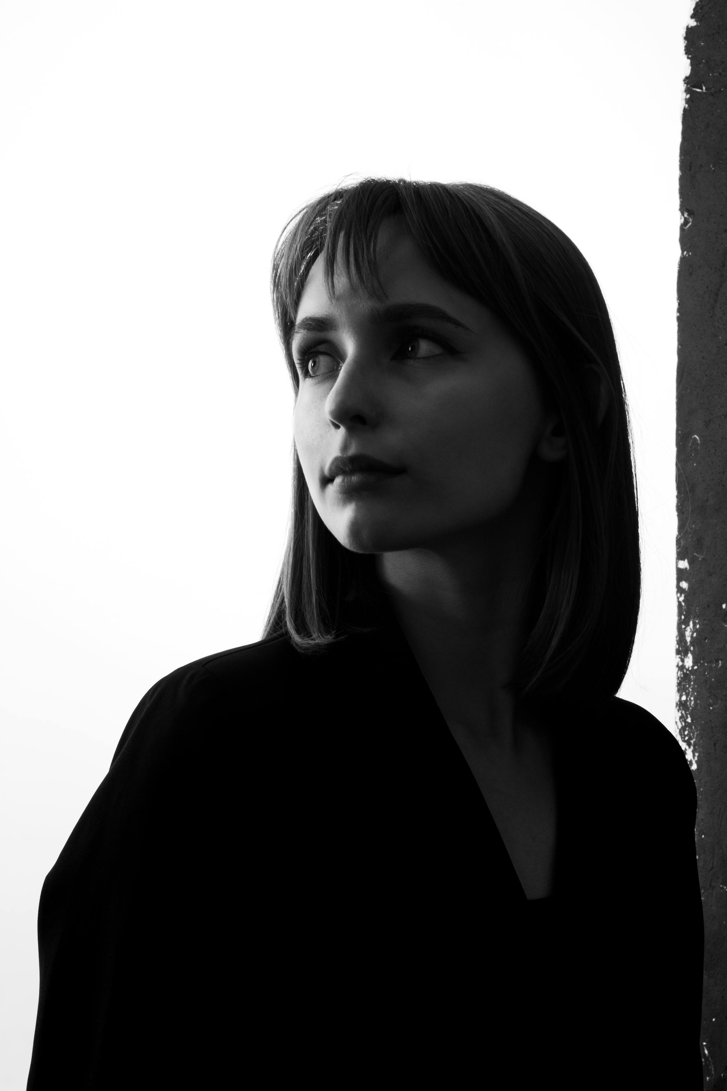 Una mujer seria | Fuente: Pexels