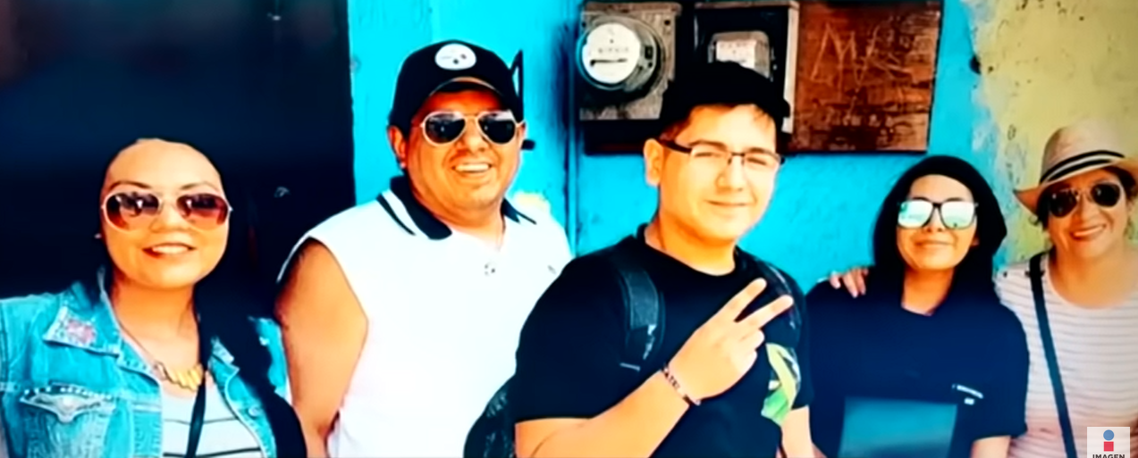 Roberto Hernández sonriendo junto a allegados | Fuente: YouTube/Imagen Noticias