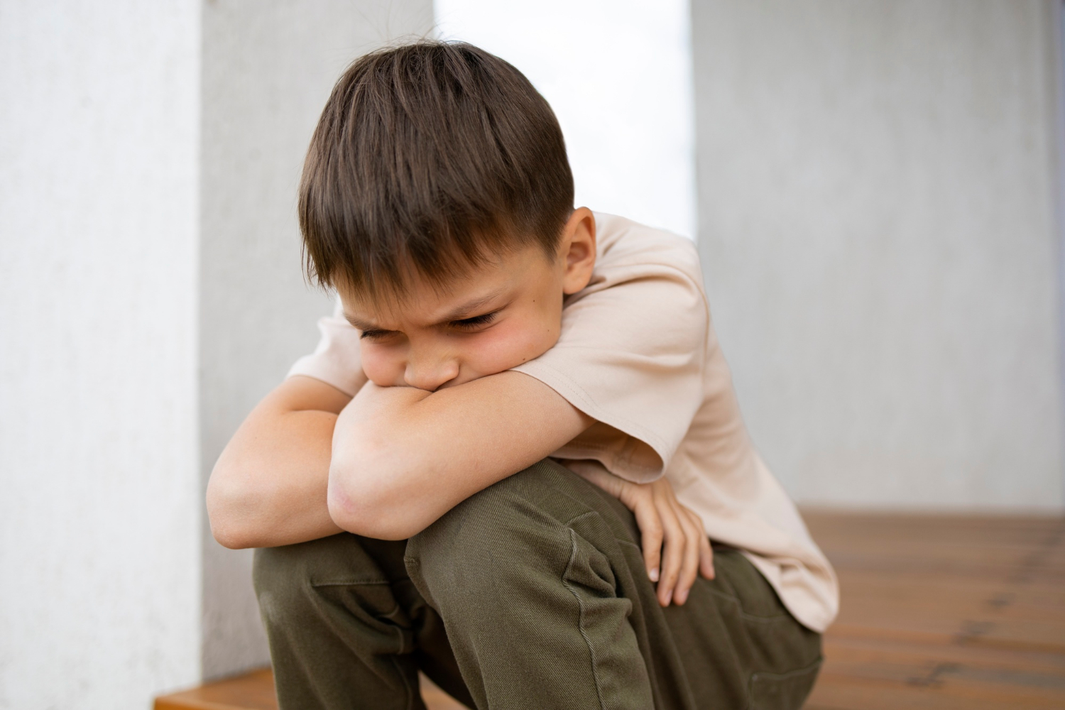 Un niño triste sentado solo | Fuente: Freepik