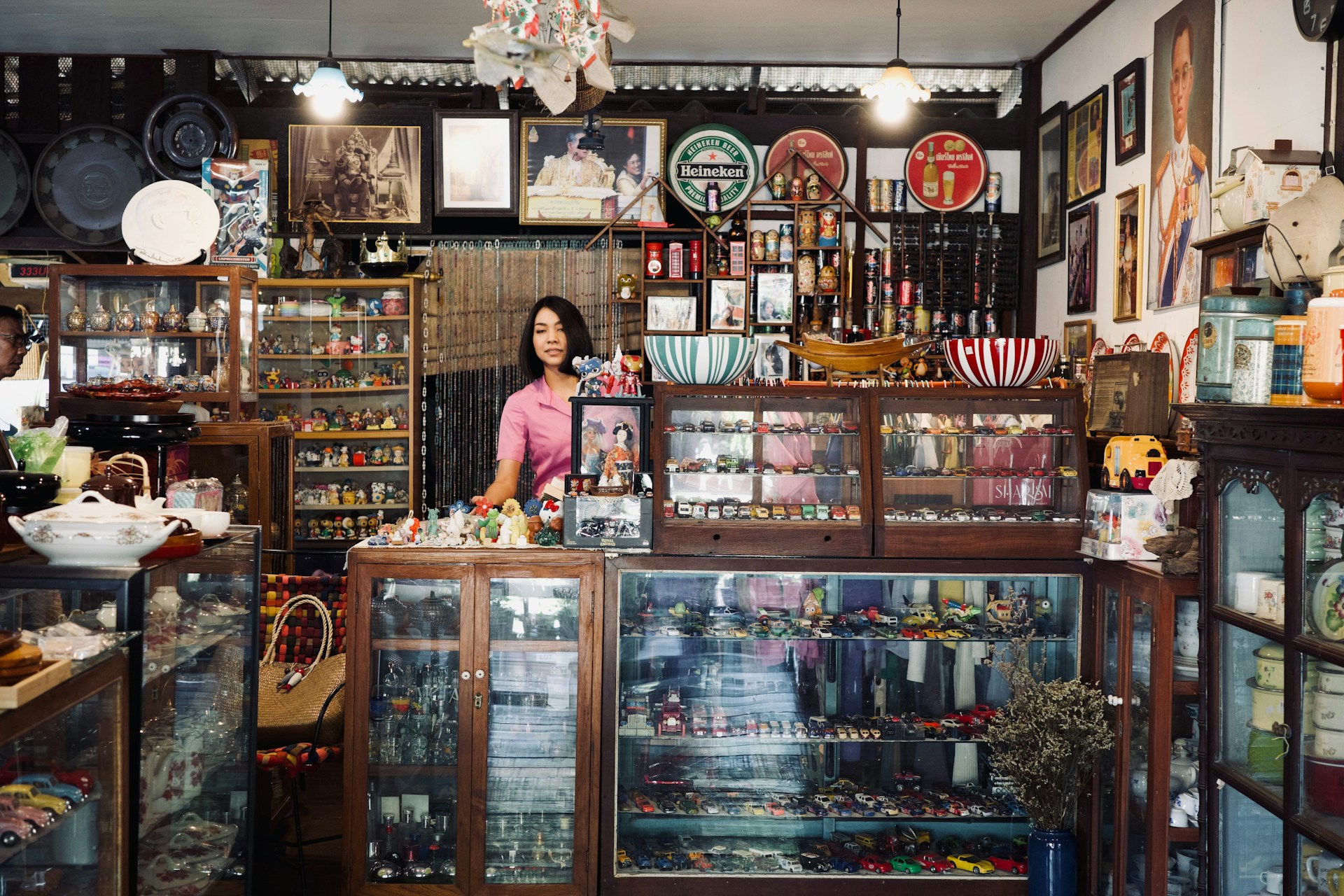 Un empleado tras el mostrador de una tienda | Fuente: Unsplash