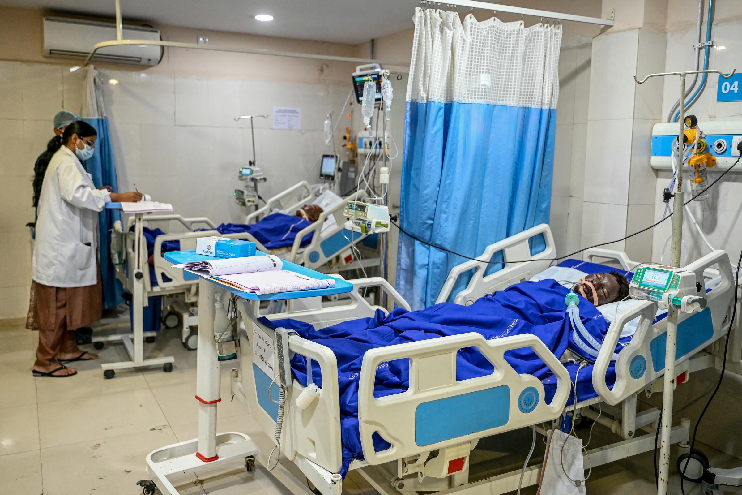 Un trabajador sanitario atiende a víctimas de una explosión en un hospital de Sangareddy, Telangana, el 1 de julio de 2025 | Fuente: Getty Images