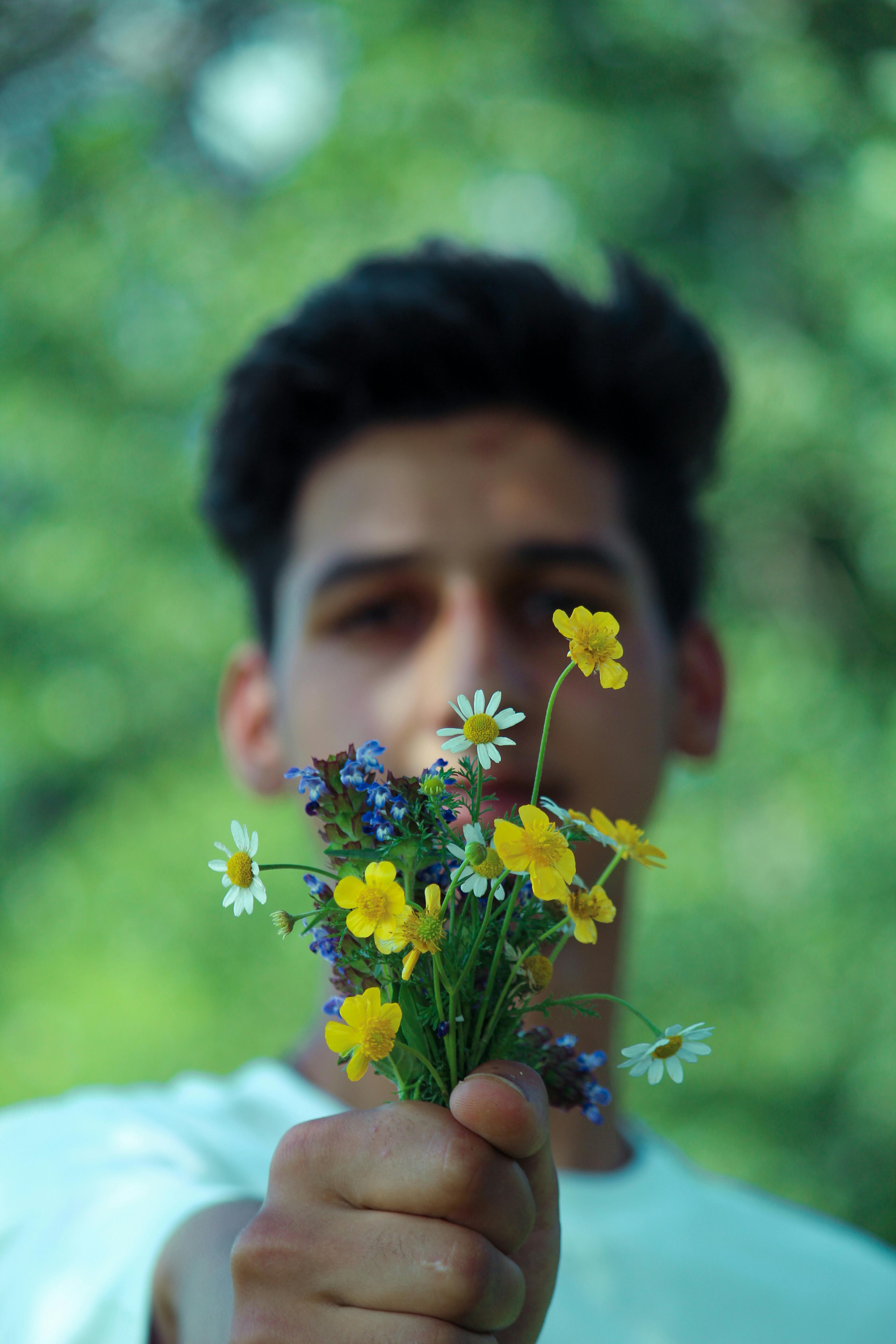 Un hombre entregando flores | Fuente: Pexels