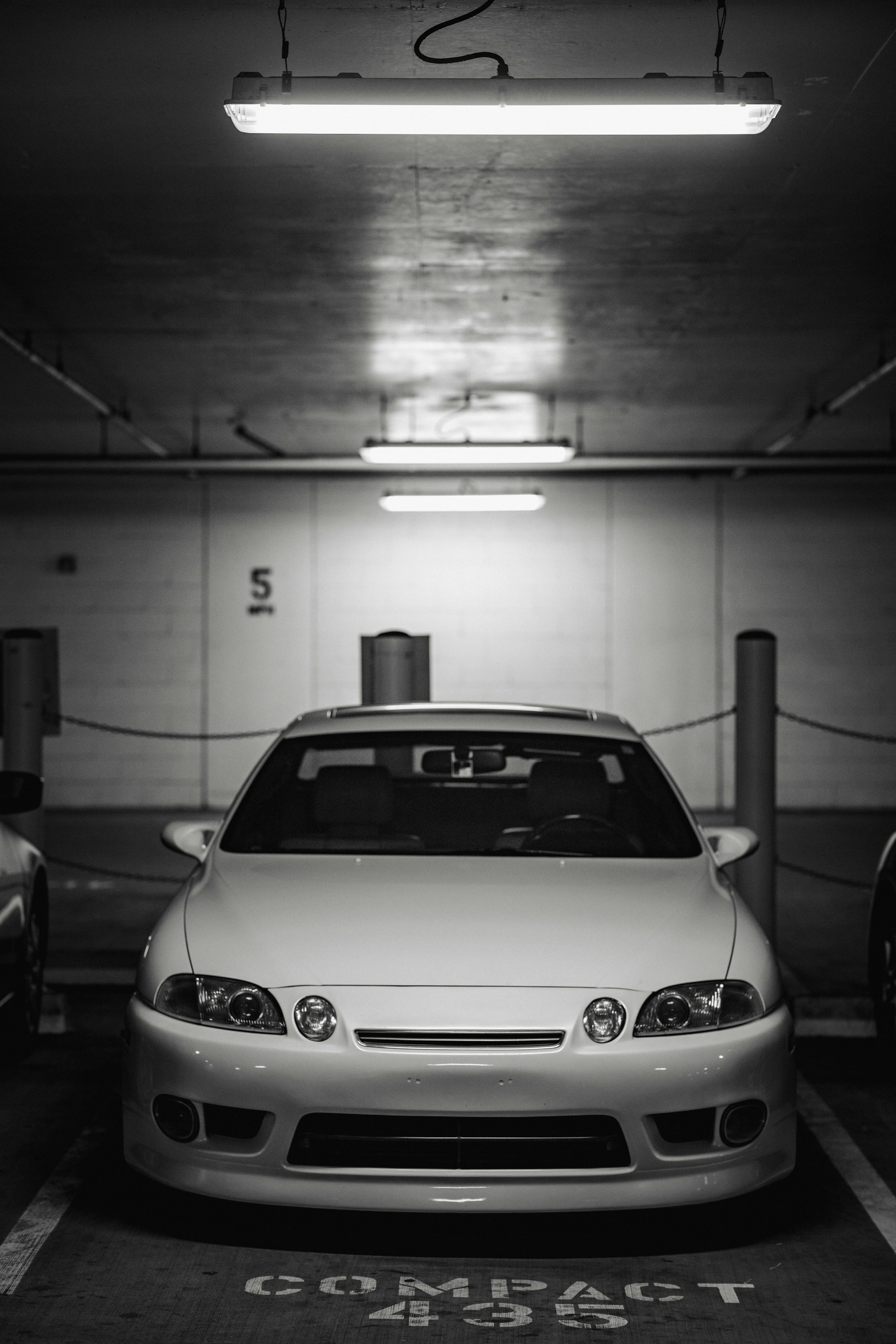 Un automóvil en su espacio de aparcamiento designado | Fuente: Unsplash