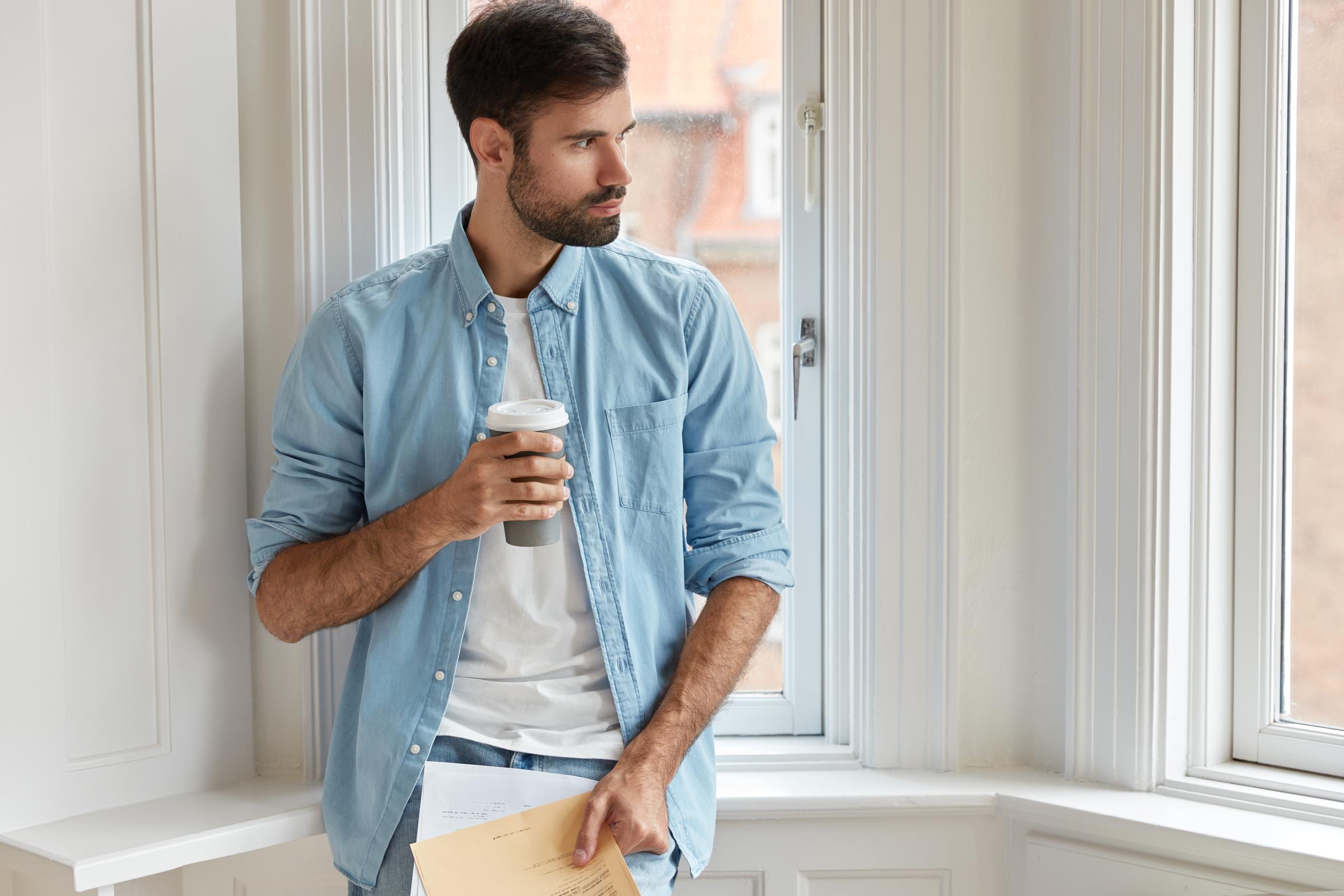 Un hombre bebiendo café | Fuente: Freepik
