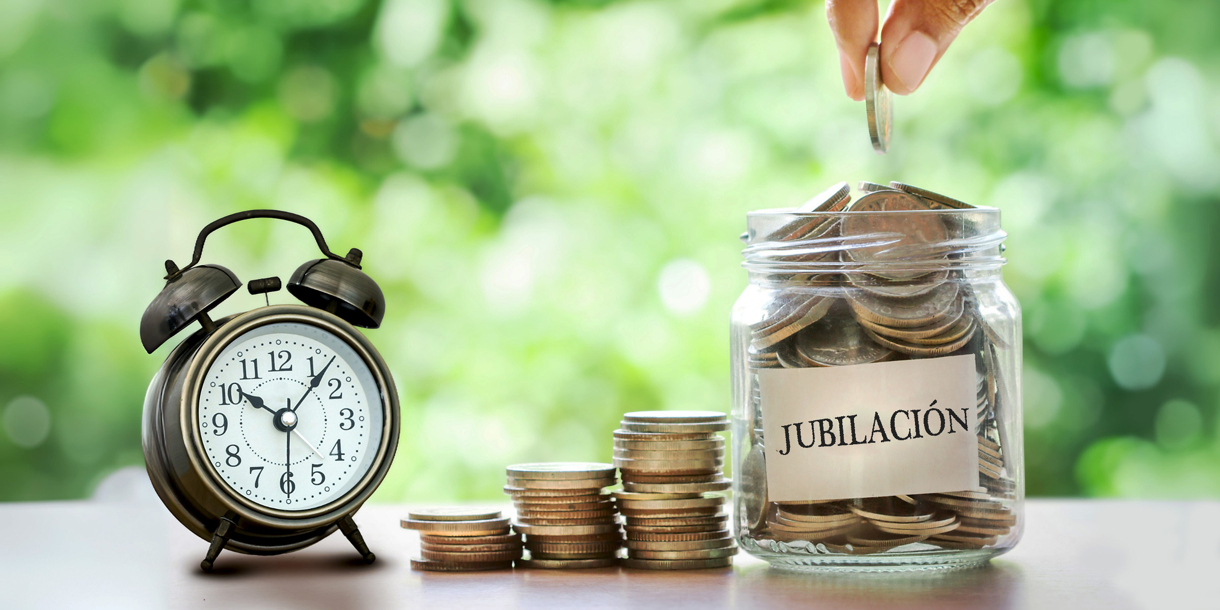 Alguien echan monedas en un tarro | Fuente: Shutterstock