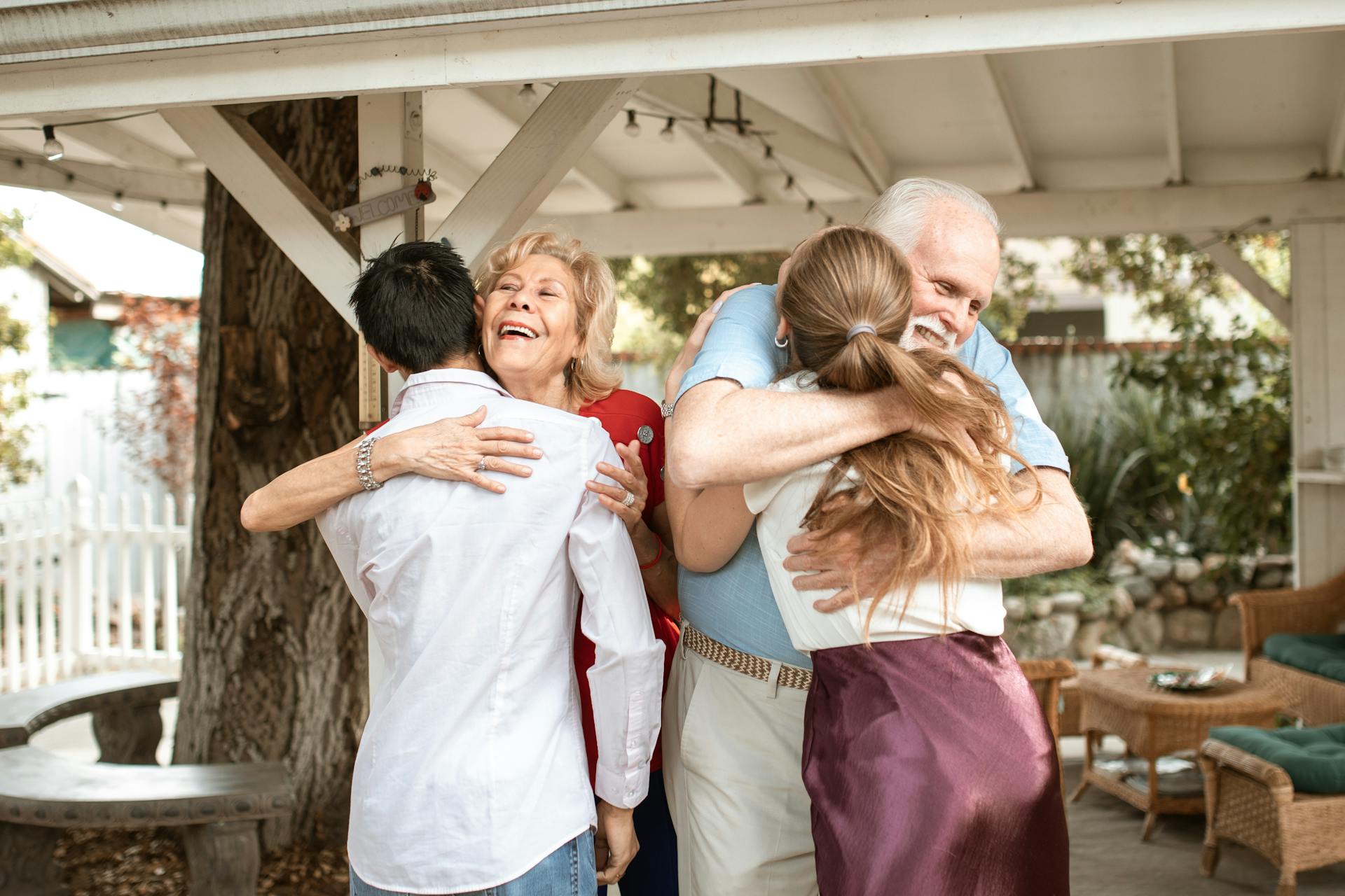 Una pareja de ancianos abrazando a otra más joven | Fuente: Pexels