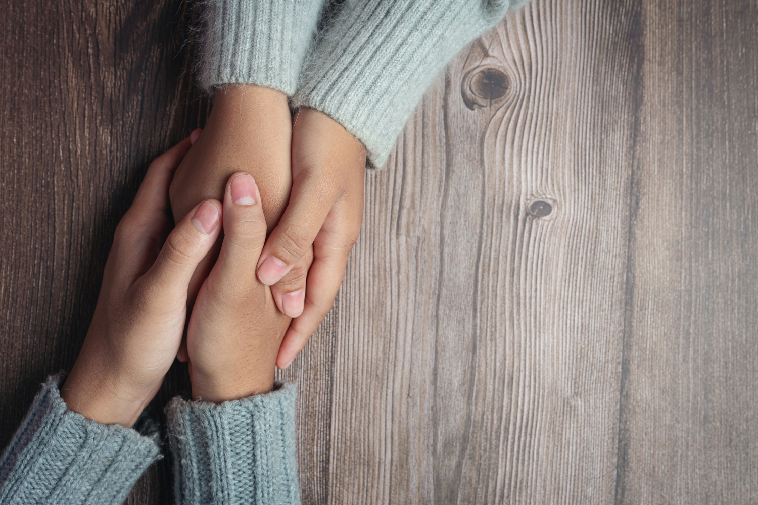 Dos personas tomadas de la mano | Fuente: Freepik