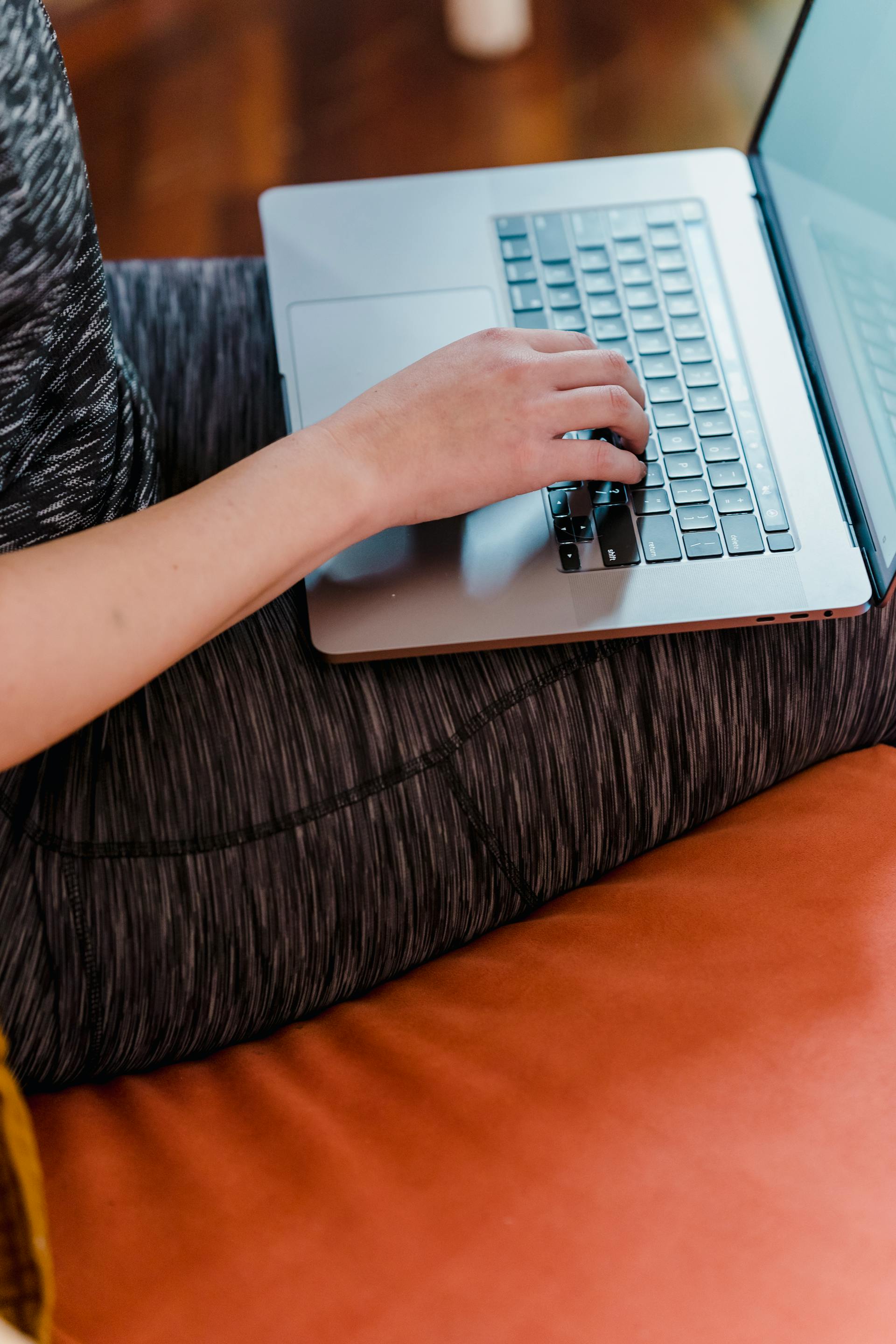 Primer plano de una mujer utilizando su ordenador portátil | Fuente: Pexels