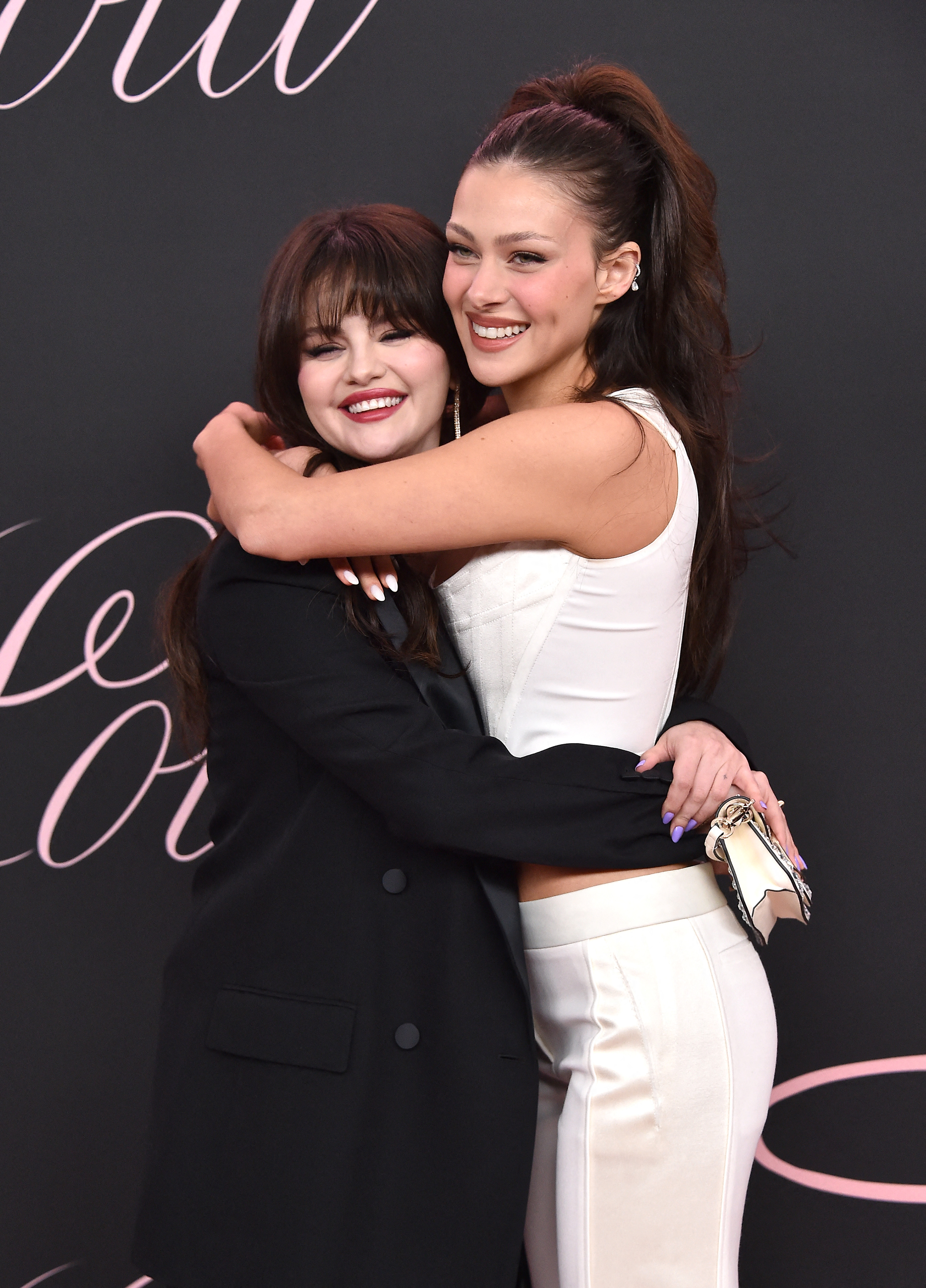 Selena Gomez y Nicola Peltz Beckham en el estreno de la película "Lola" en el Teatro Bruin de Los Ángeles, California, el 3 de febrero de 2024. | Fuente: Getty Images