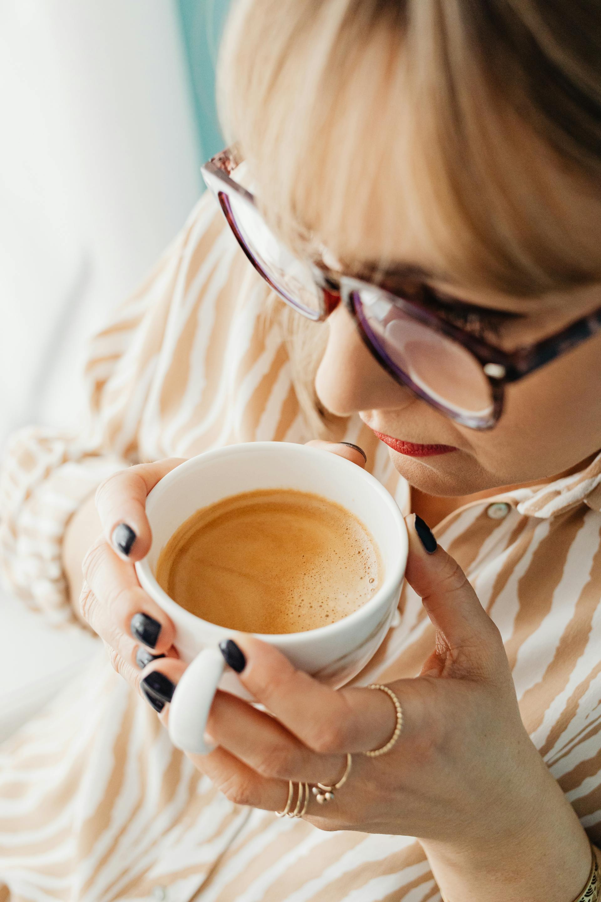 A woman drinking coffee | Source: Pexels