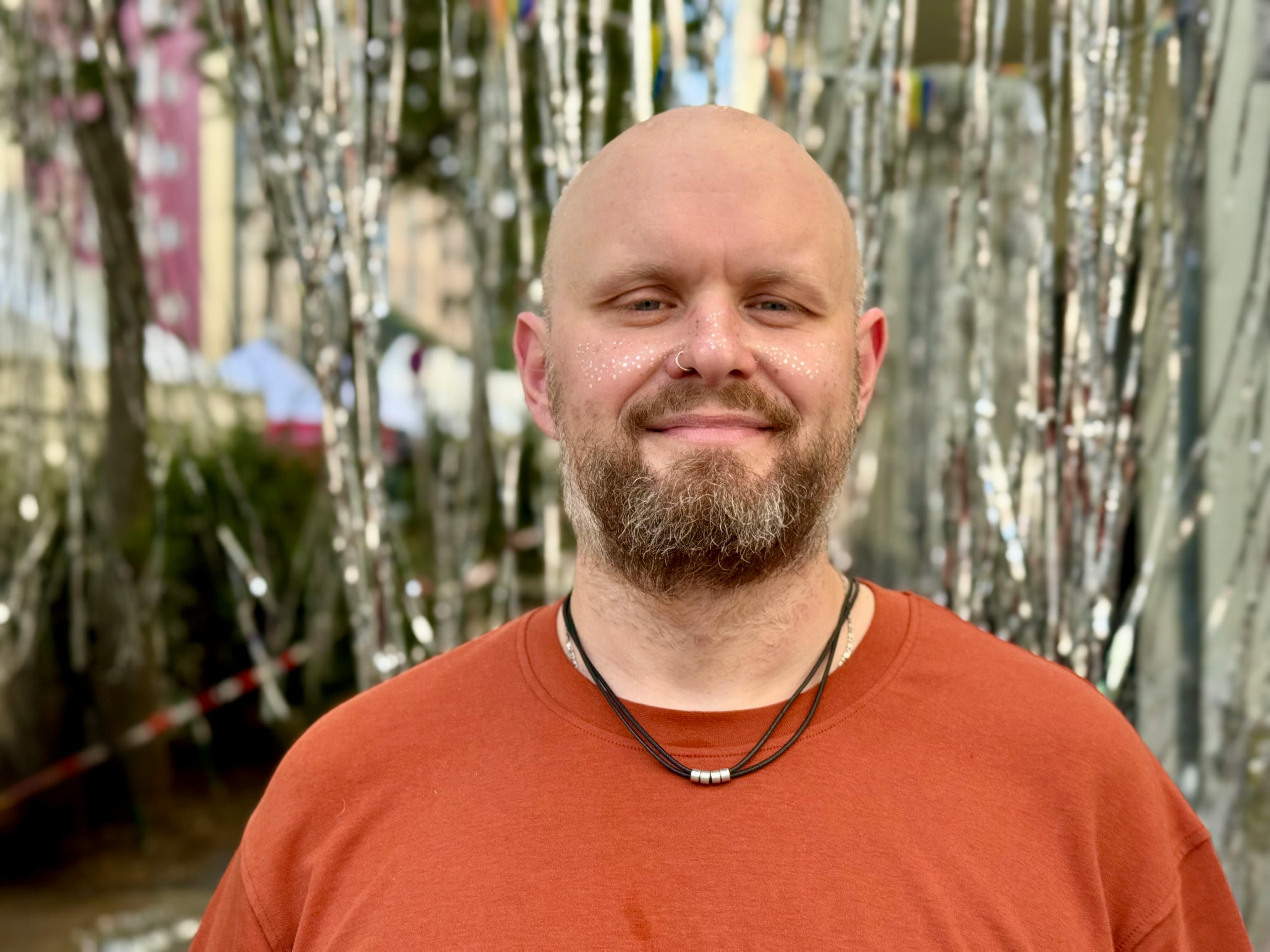 Un hombre sonriente | Fuente: Pexels